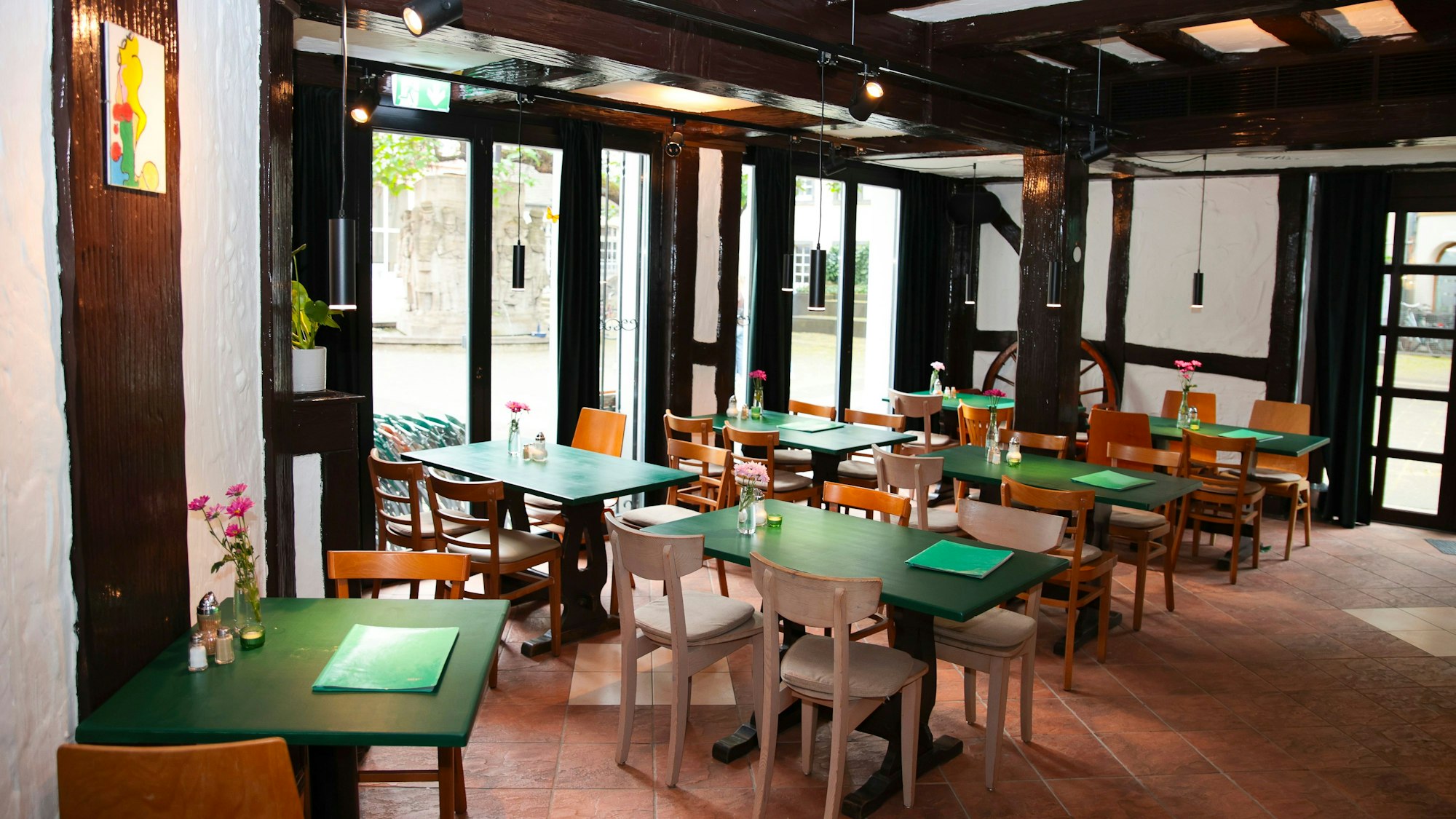 Gastraum „Im Fachwerk“: Das Inventar ist größtenteils geblieben. Neu sind der grüne Anstrich und die modernen Leuchtschienen.