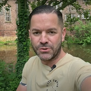 Schatzsucher Carsten Konze aka German Treasure Hunter vor der Burg Geretzhoven in Bergheim.