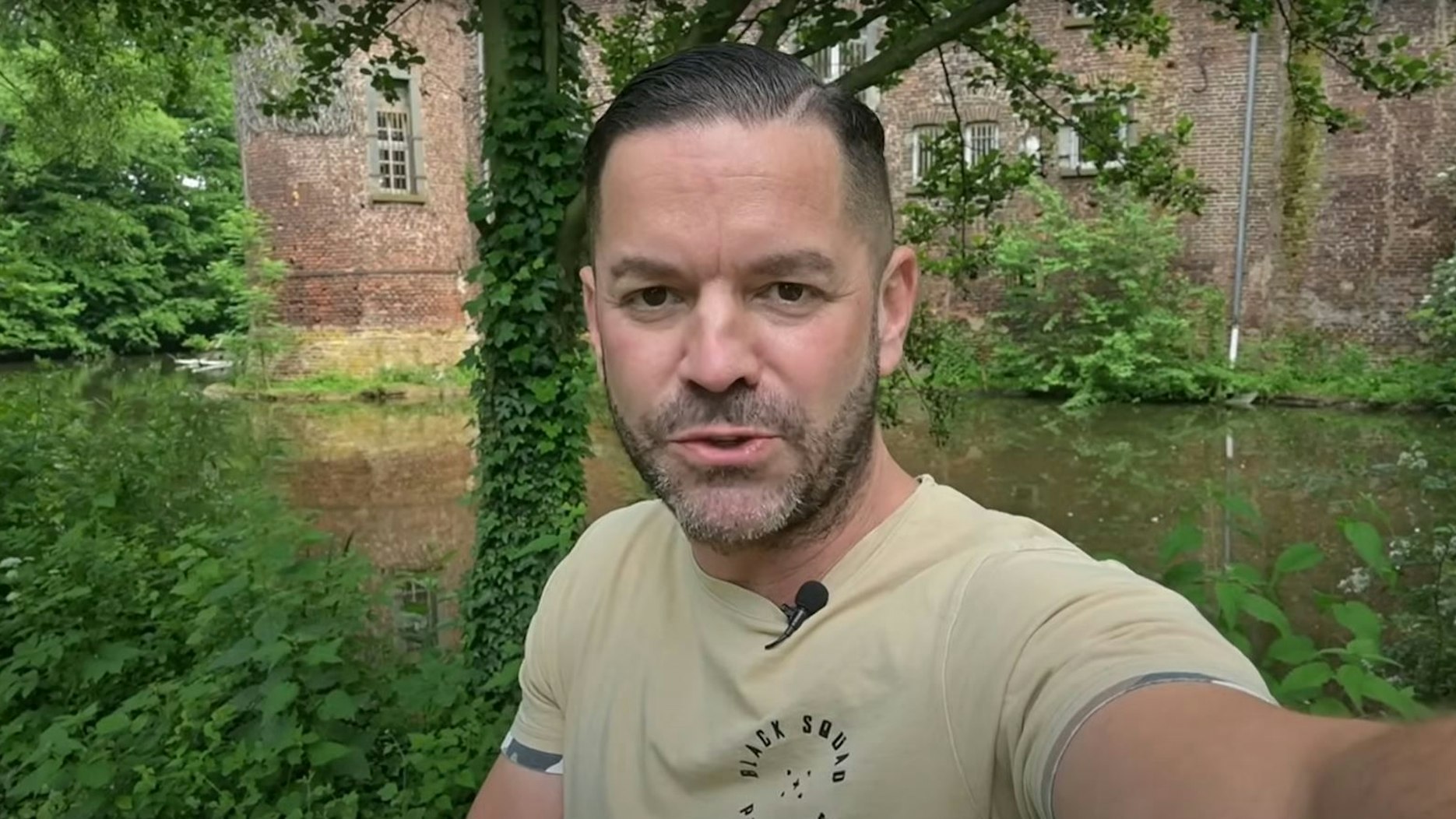 Schatzsucher Carsten Konze aka German Treasure Hunter vor der Burg Geretzhoven in Bergheim.