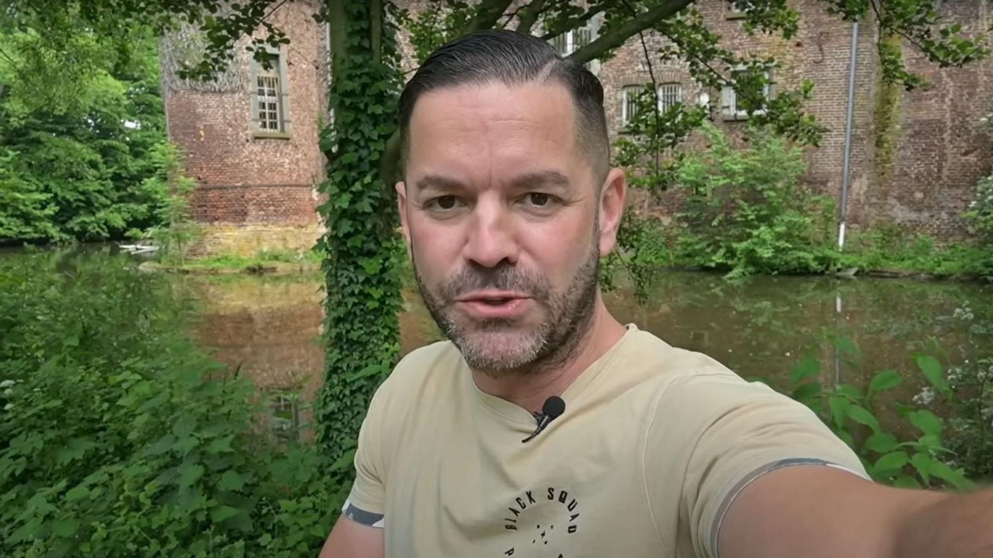 Schatzsucher Carsten Konze aka German Treasure Hunter vor der Burg Geretzhoven in Bergheim.