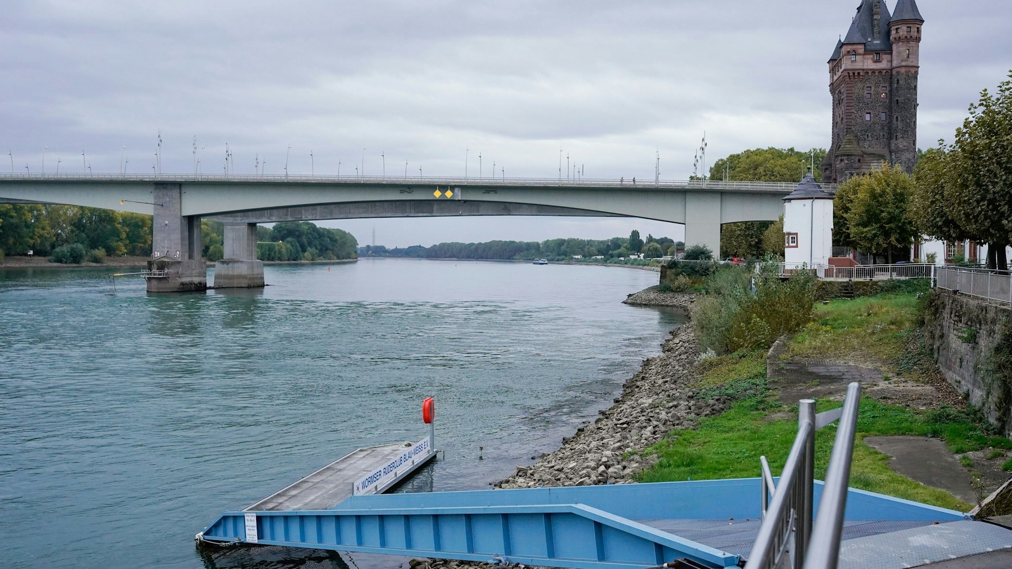 Der Rhein fließt unter der Nibelungenbrücke in Worms entlang. (Symbolbild)