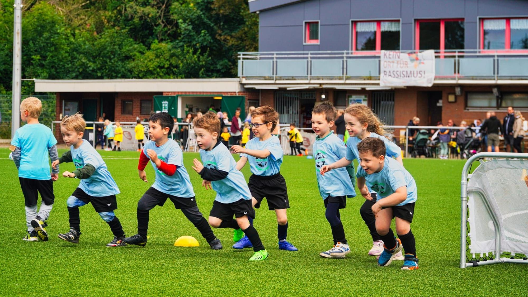 Viel Spaß hatten die Kindergartenkinder aus Ober- und Niederaußem beim 3. Kiga-Cup des SV Erftstolz Niederaußem.