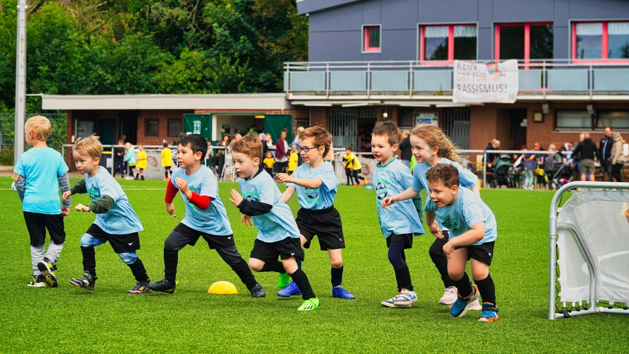 Viel Spaß hatten die Kindergartenkinder aus Ober- und Niederaußem beim 3. Kiga-Cup des SV Erftstolz Niederaußem.
