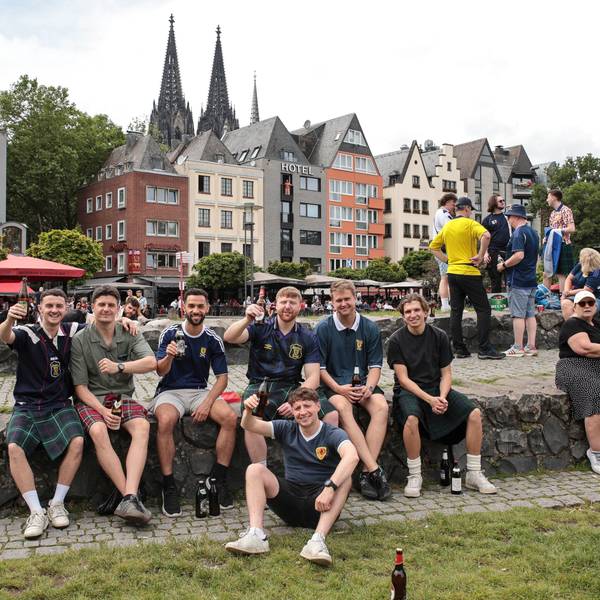 Zu sehen sind schottische Fußballfans mit Bier in der Kölner Altstadt.