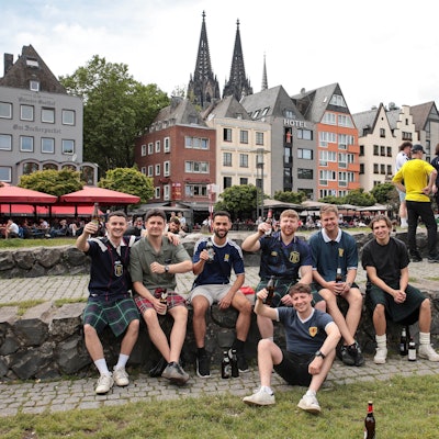 Zu sehen sind schottische Fußballfans mit Bier in der Kölner Altstadt.