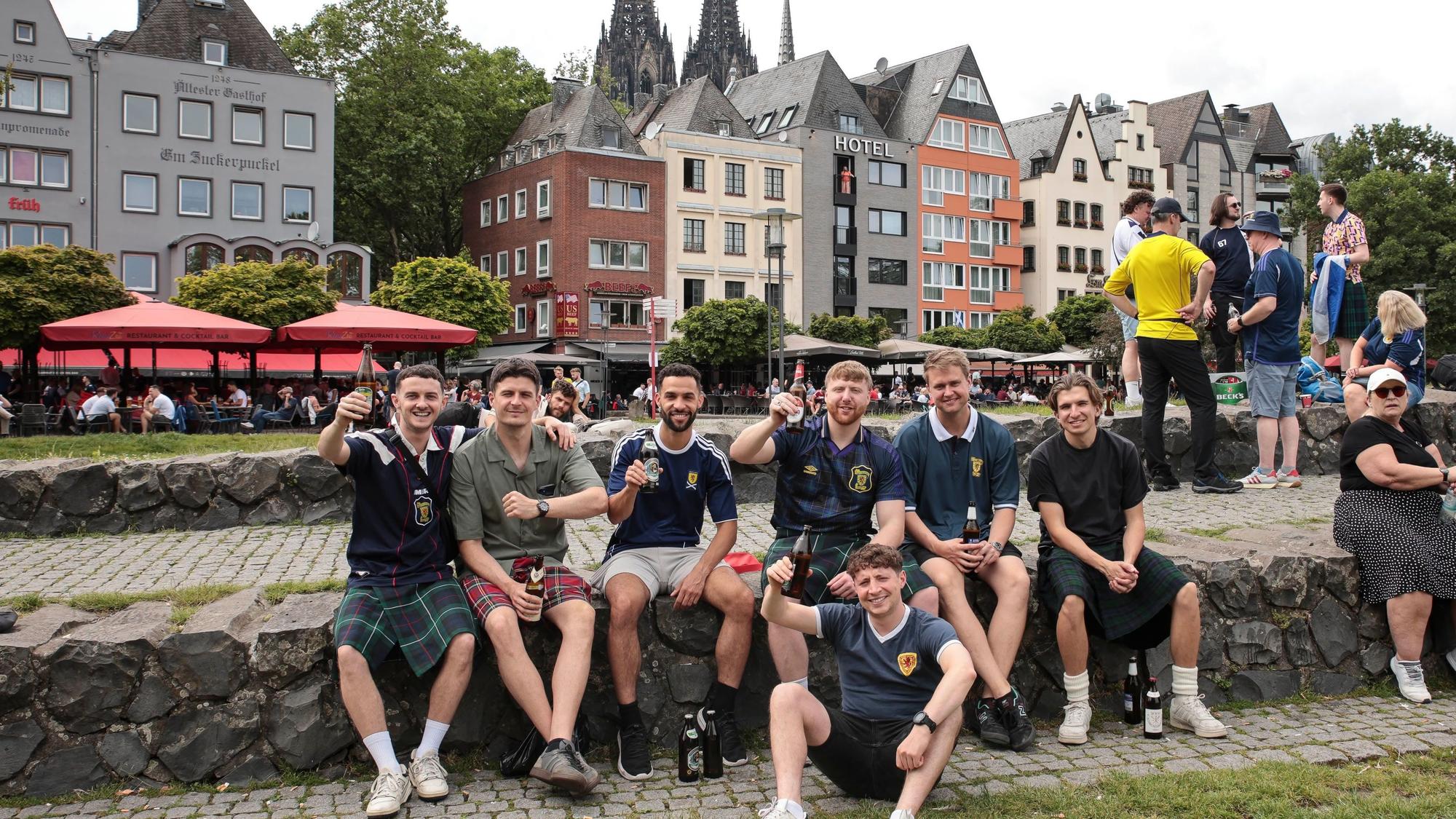 Zu sehen sind schottische Fußballfans mit Bier in der Kölner Altstadt.