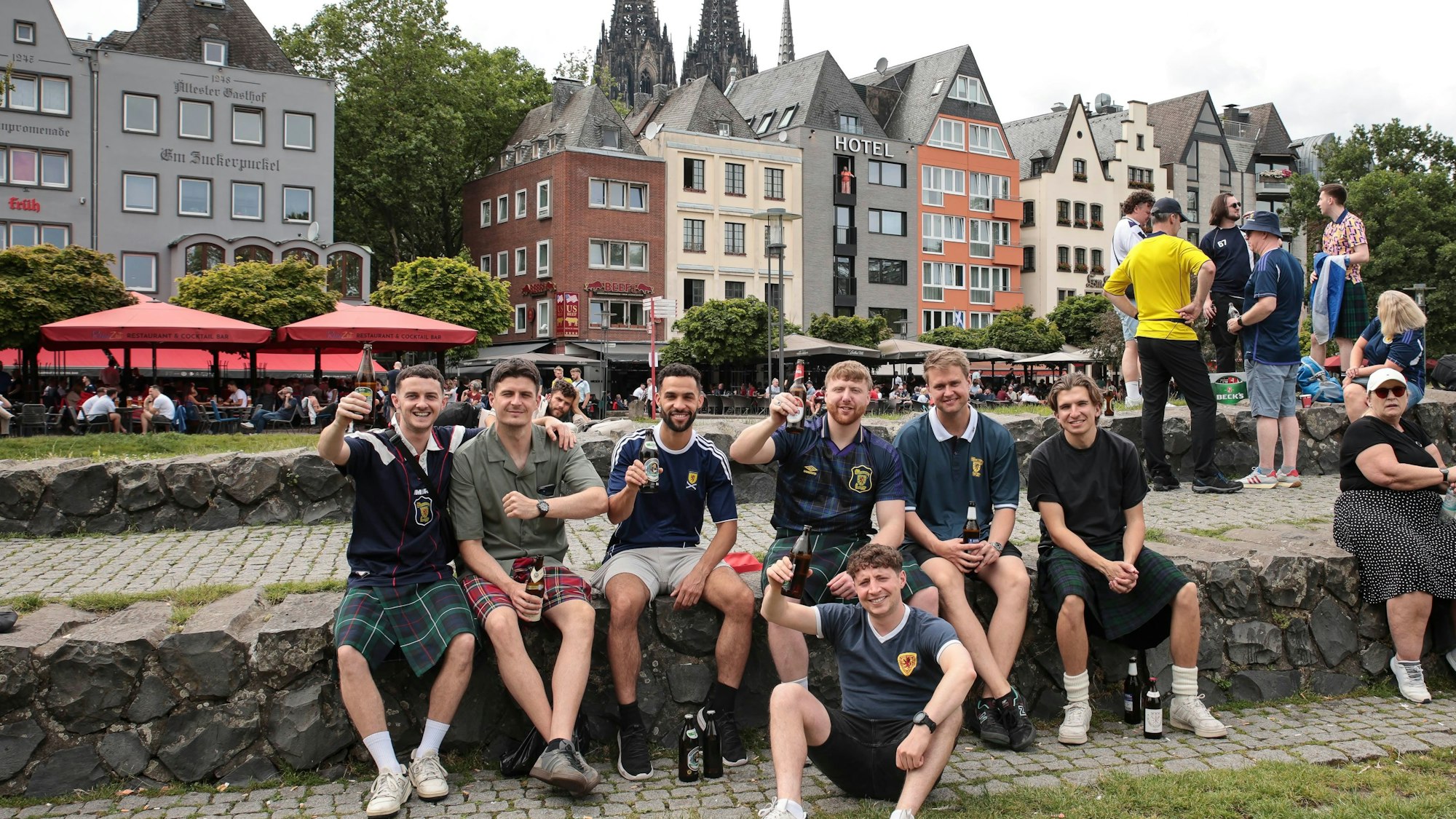 Zu sehen sind schottische Fußballfans mit Bier in der Kölner Altstadt.