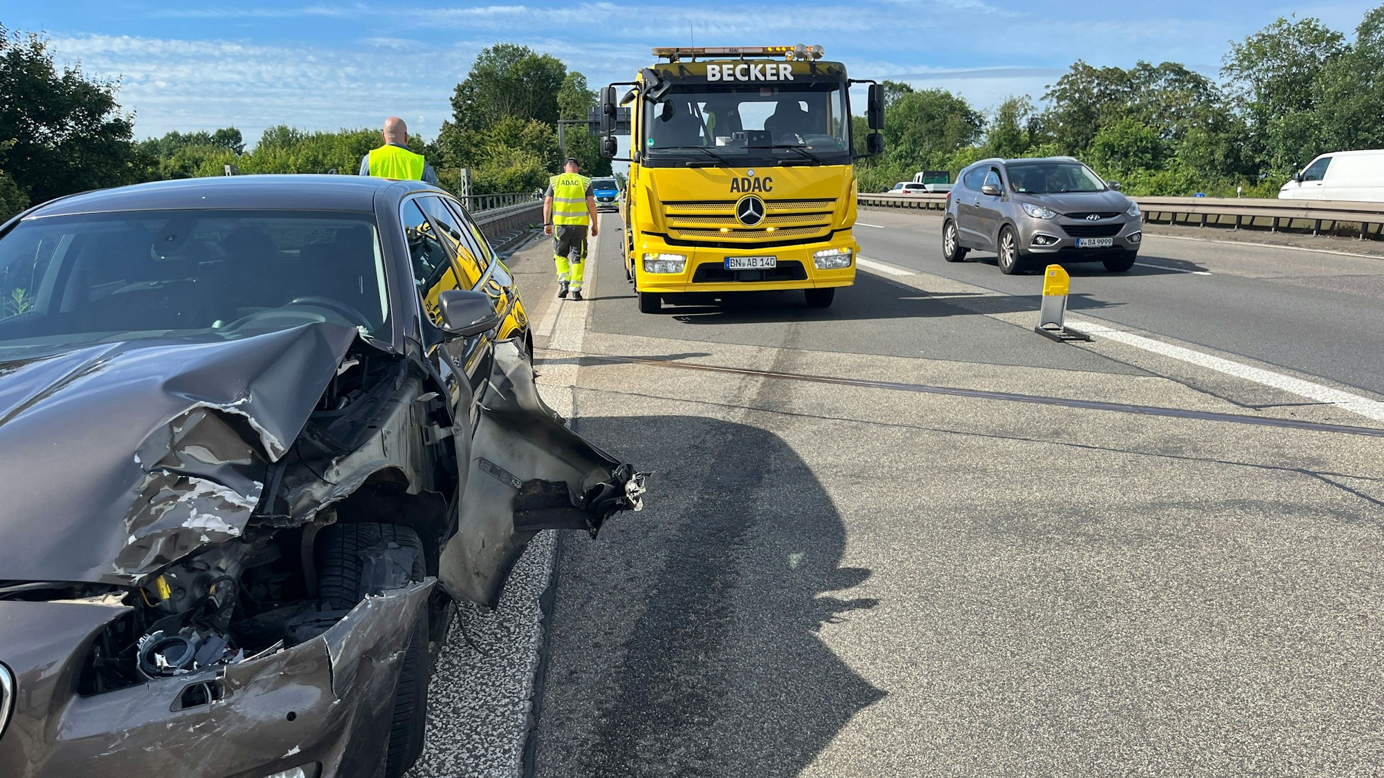 Auf der A 59 ist ein 57 Jahre alter Autofahrer ist kurz vor der Anschlussstelle Köln-Porz-Lind auf den Wagen einer 37 Jahre alten Frau aufgefahren.
