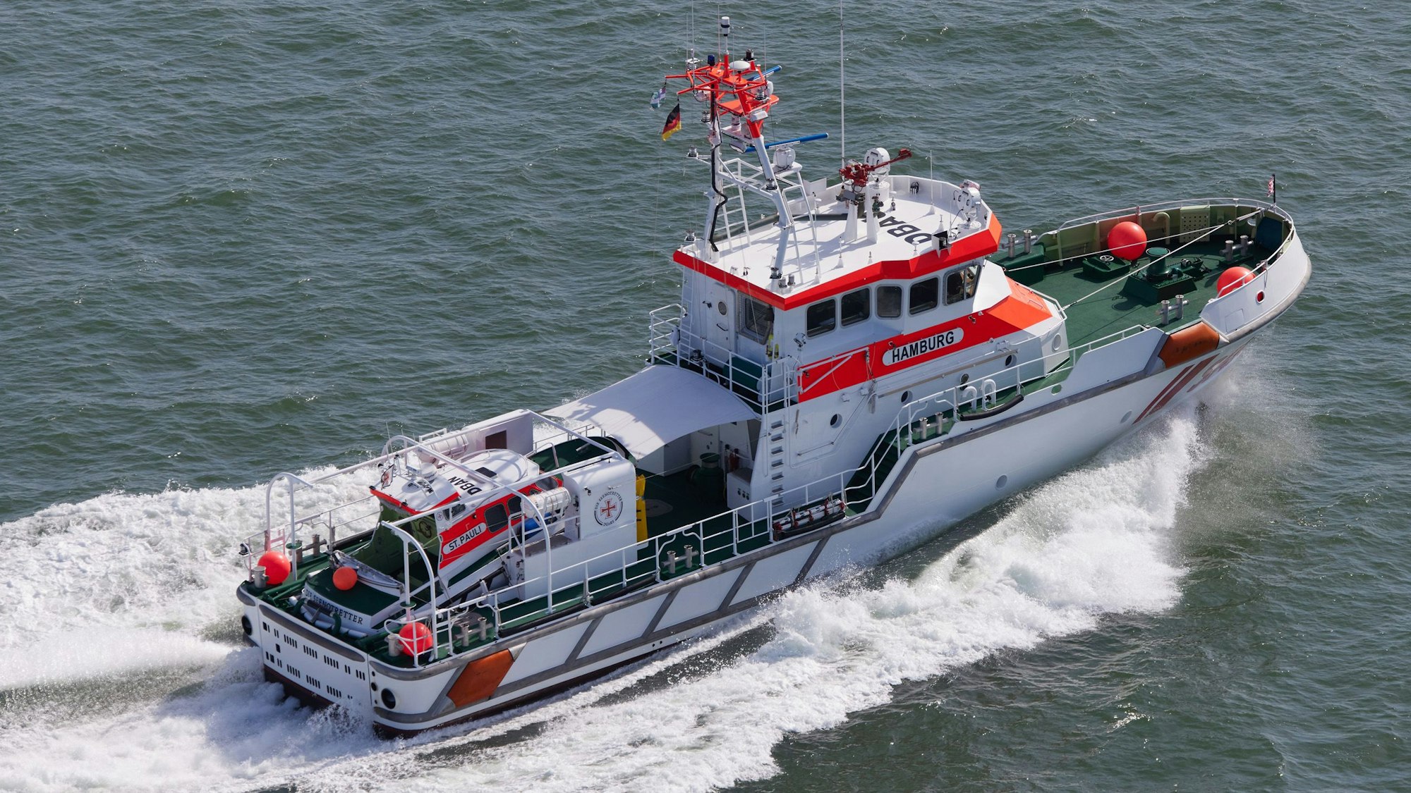Der Seenotrettungskreuzer „Hamburg“ der Deutschen Gesellschaft zur Rettung Schiffbrüchiger (DGzRS) sucht in der Nordsee nach einem vermissten Fischer. Der Mann war von einem Krabbenkutter gestürzt. (Archivfoto)