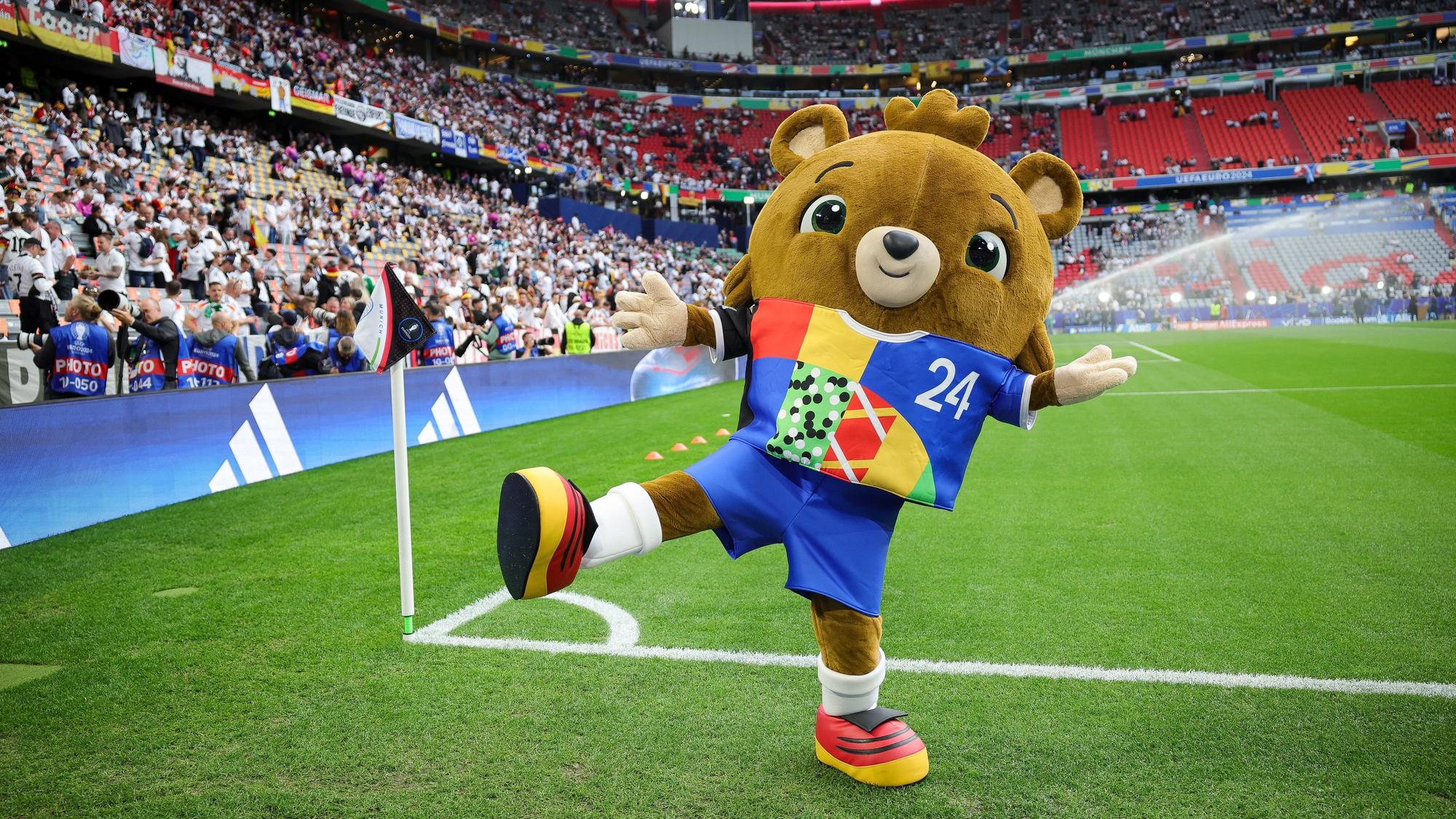 Der Youtuber verschaffte sich Zutritt ins Stadion mit einem Kostüm, das dem Maskottchen der Fußball-EM (auf dem Bild) ähnelte.
