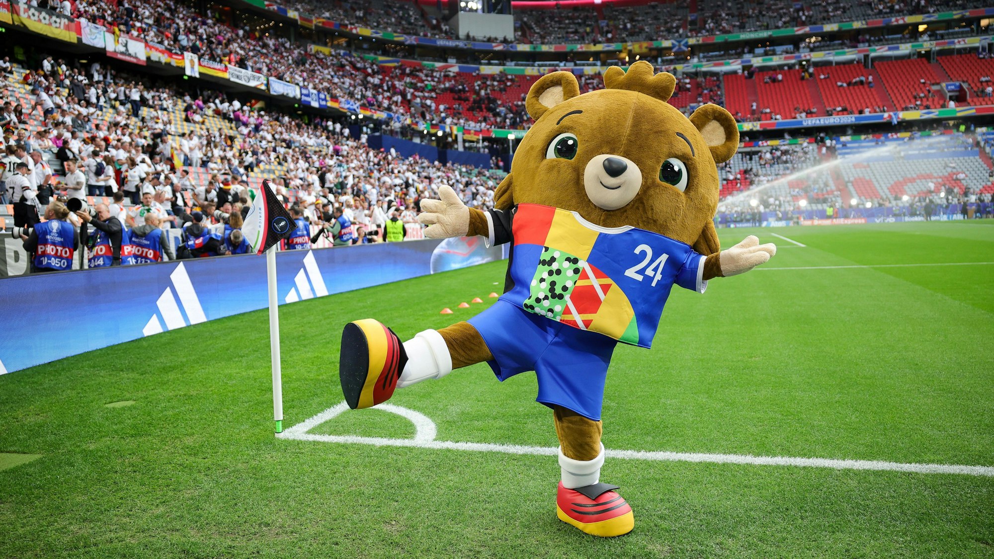 Der Youtuber verschaffte sich Zutritt ins Stadion mit einem Kostüm, das dem Maskottchen der Fußball-EM (auf dem Bild) ähnelte.