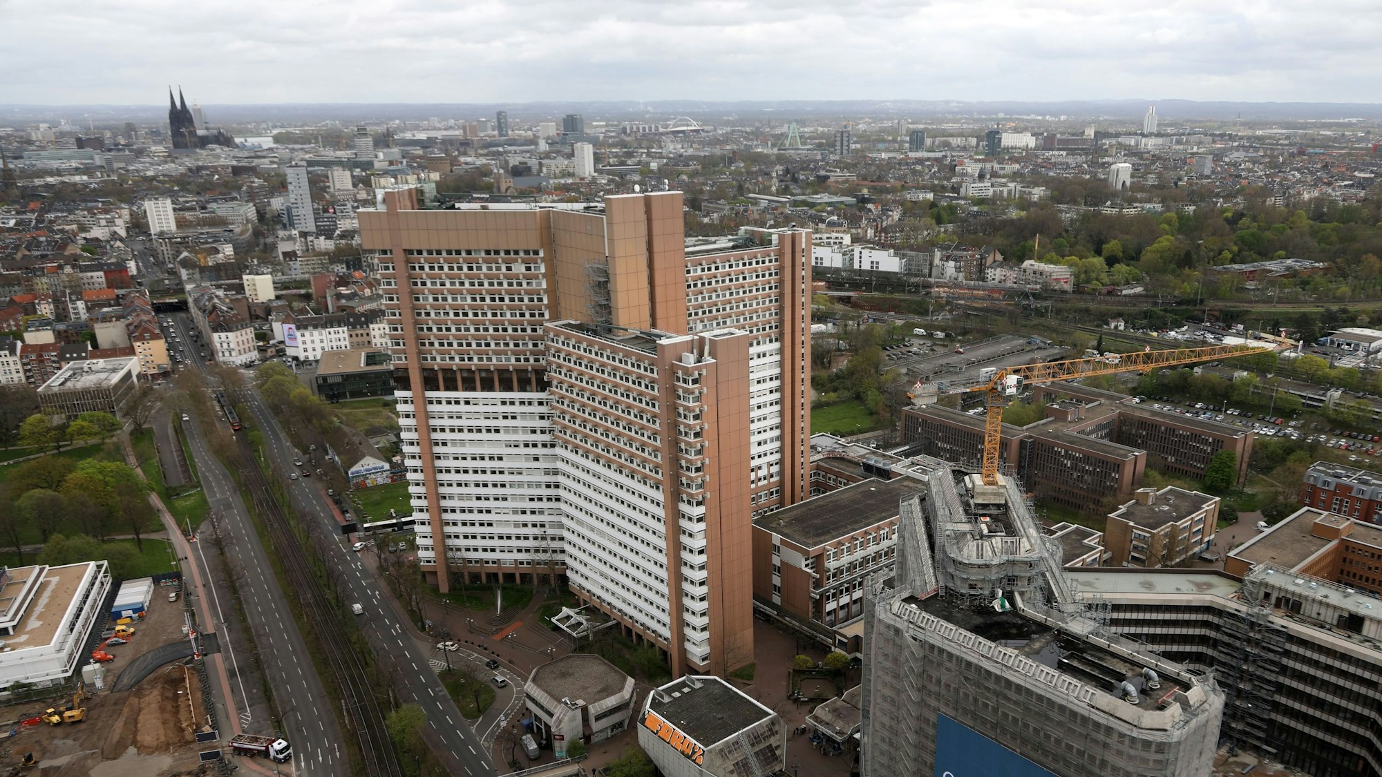 Zu sehen ist das Justizzentrum an der Luxemburger Straße in Köln aus der Vogelperspektive.