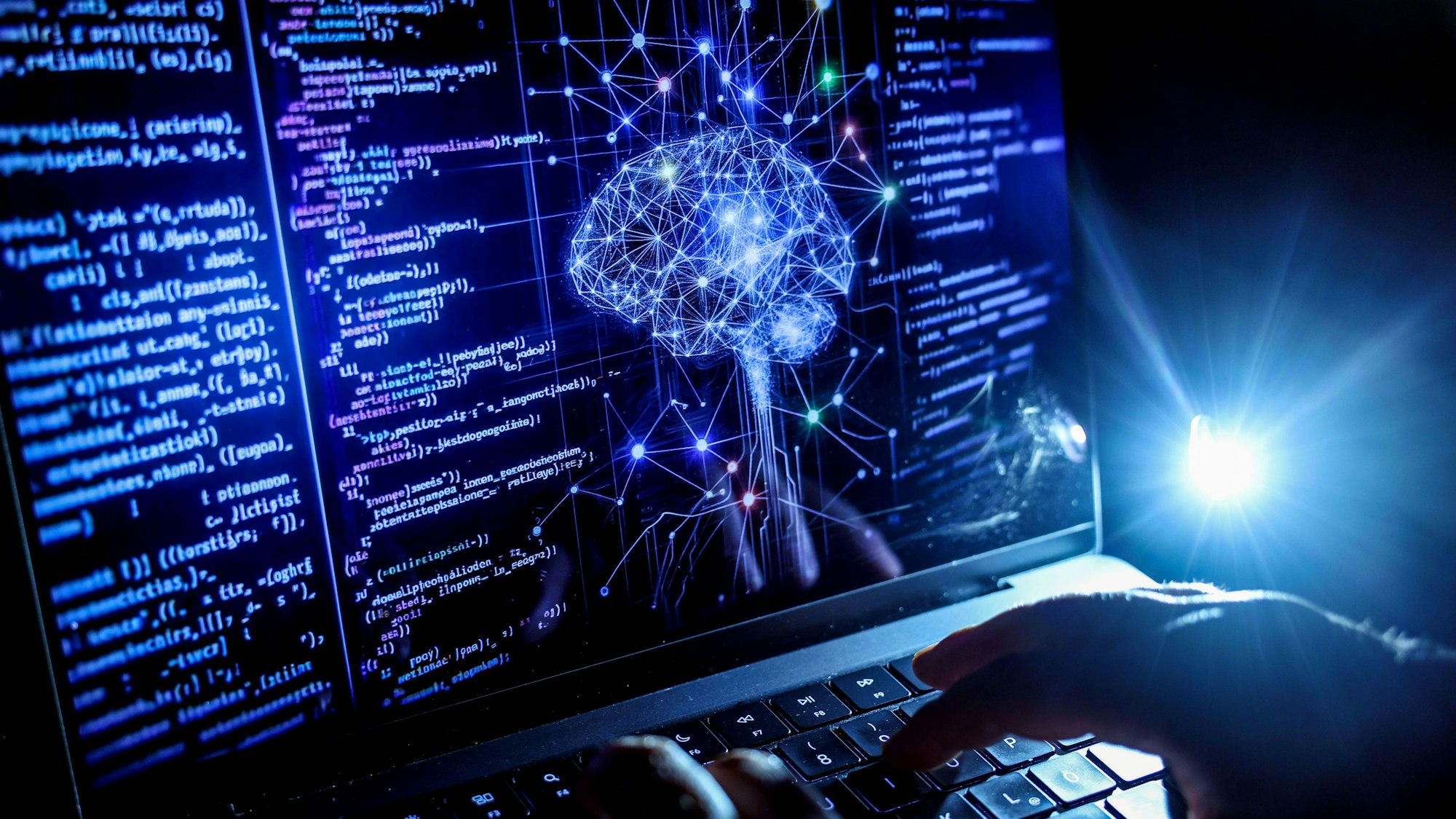 Auf einem Bildschirm sind ein Gehirn und mehrere Algorithmen abgebildet.