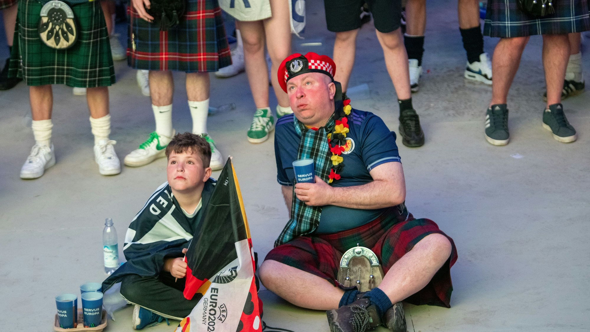 14.06.2024, Bayern, München: Fußball, UEFA Euro 2024, Deutschland · Schottland, Vorrunde, Gruppe A, 1. Spieltag, der Schotte Robert Clark (r) leidet in der offiziellen Fanzone im Olympiapark zusammen mit seinem Sohn Aaron. Foto: Stefan Puchner/dpa +++ dpa-Bildfunk +++