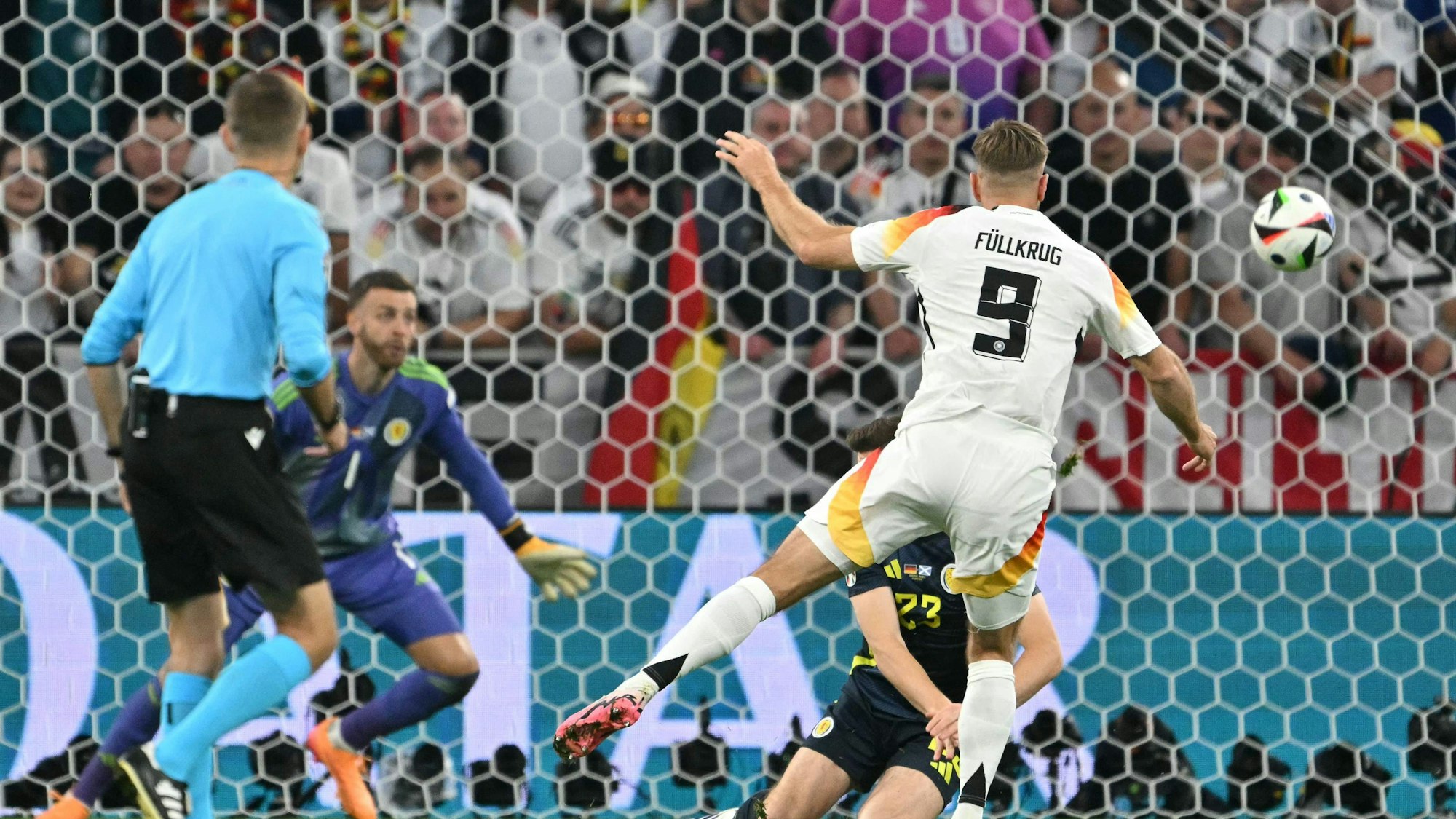 Dass Niclas Füllkrug einen satten Schuss hat, weiß spätestens seit dem EM-Auftakt auch der schottische Nationaltorwart Angus Gunn.