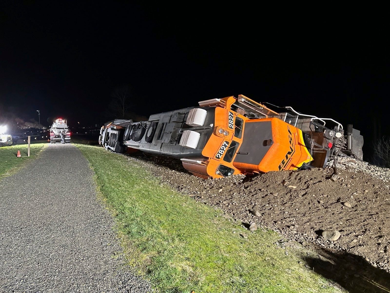 Dieses vom Washington Department of Ecology zur Verfügung gestellte Foto zeigt einen entgleisten BNSF-Zug im Swinomish-Stammesreservat in der Nähe von Anacortes, Wash. am 16. März 2023. Ein Bundesrichter hat am Montag, den 17. Juni 2024, die BNSF Railway zur Zahlung von fast 40