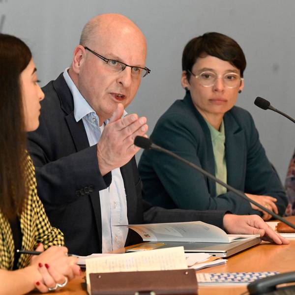 Jörg Rensmann, Projektleiter der Recherche- und Informationsstelle Antisemitismus NRW, Josefine Paul, Ministerin für Kinder, Jugend, Familie in Nordrhein-Westfalen und Nicole Pastuhoff, Präsidentin des jüdischen Studierendenverbands (links), stellen im Landtag den Jahresbericht RIAS NRW 2023, vor.