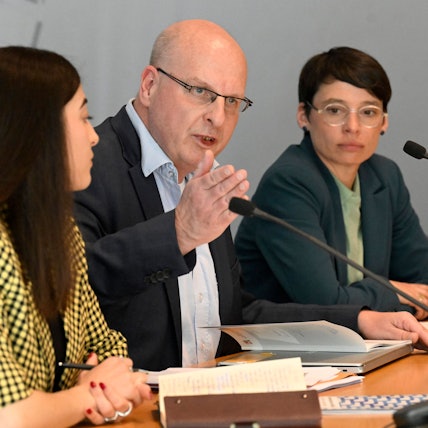 Jörg Rensmann, Projektleiter der Recherche- und Informationsstelle Antisemitismus NRW, Josefine Paul, Ministerin für Kinder, Jugend, Familie in Nordrhein-Westfalen und Nicole Pastuhoff, Präsidentin des jüdischen Studierendenverbands (links), stellen im Landtag den Jahresbericht RIAS NRW 2023, vor.