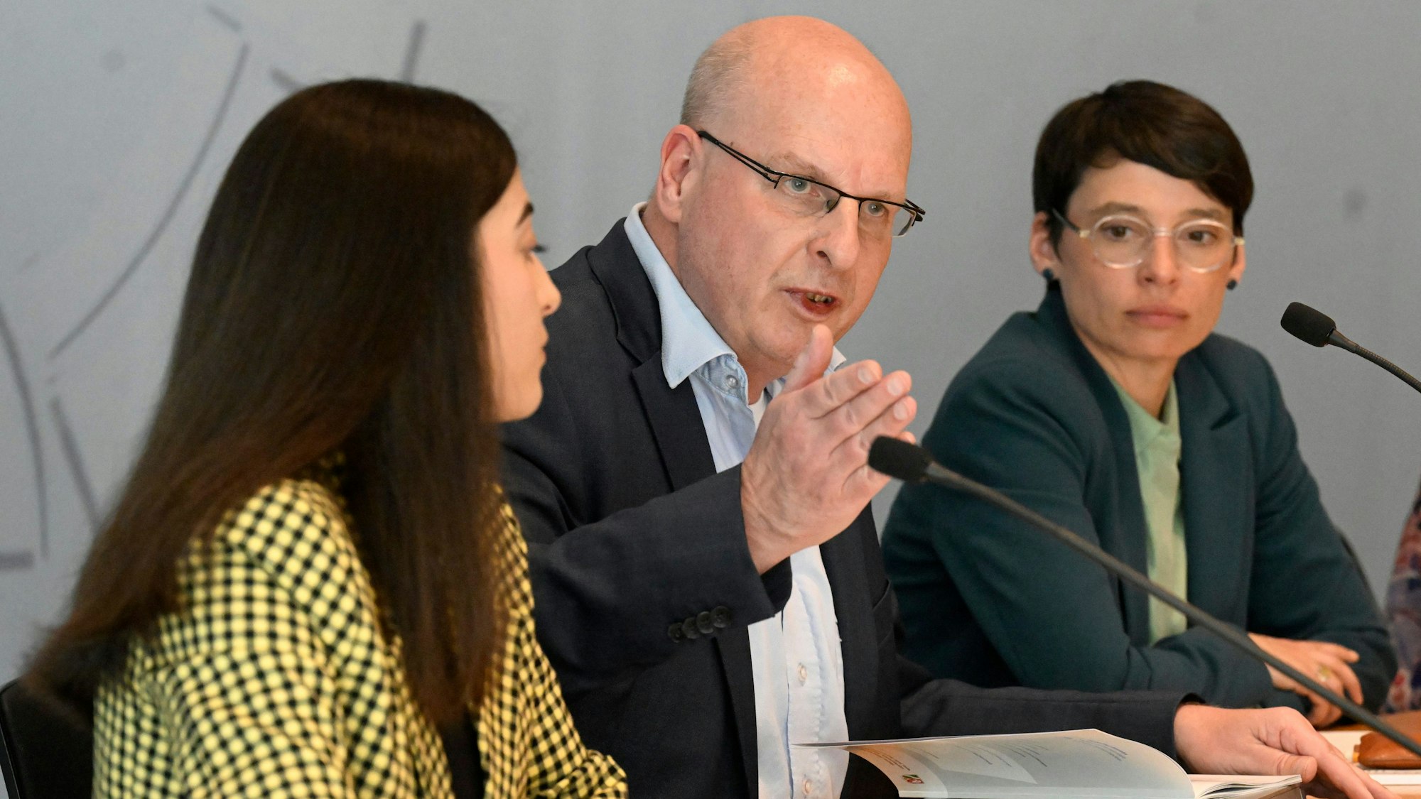 Jörg Rensmann, Projektleiter der Recherche- und Informationsstelle Antisemitismus NRW, Josefine Paul, Ministerin für Kinder, Jugend, Familie in Nordrhein-Westfalen und Nicole Pastuhoff, Präsidentin des jüdischen Studierendenverbands (links), stellen im Landtag den Jahresbericht RIAS NRW 2023, vor.