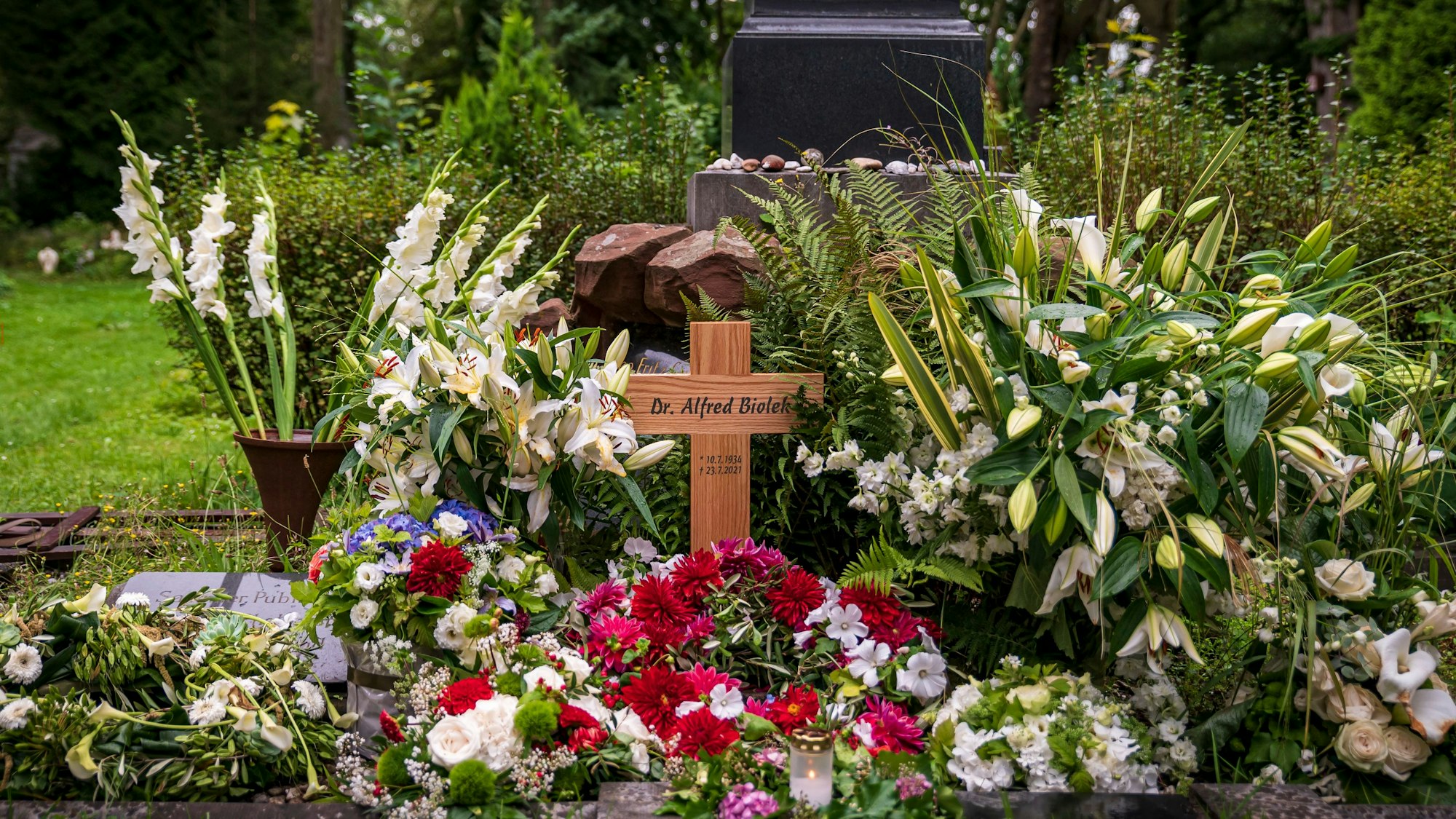 Ein Holzkreuz steht auf der Grabstätte des Fernsehmoderators Dr. Alfred Biolek.