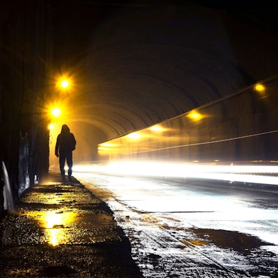 Die Suche nach Karate Johnny glich Jahrzehnte lang der Jagd nach einem Phantom. Immer wieder konnte er entwischen. Das Foto zeigt die Silouette eines Mannes im Dunkeln.