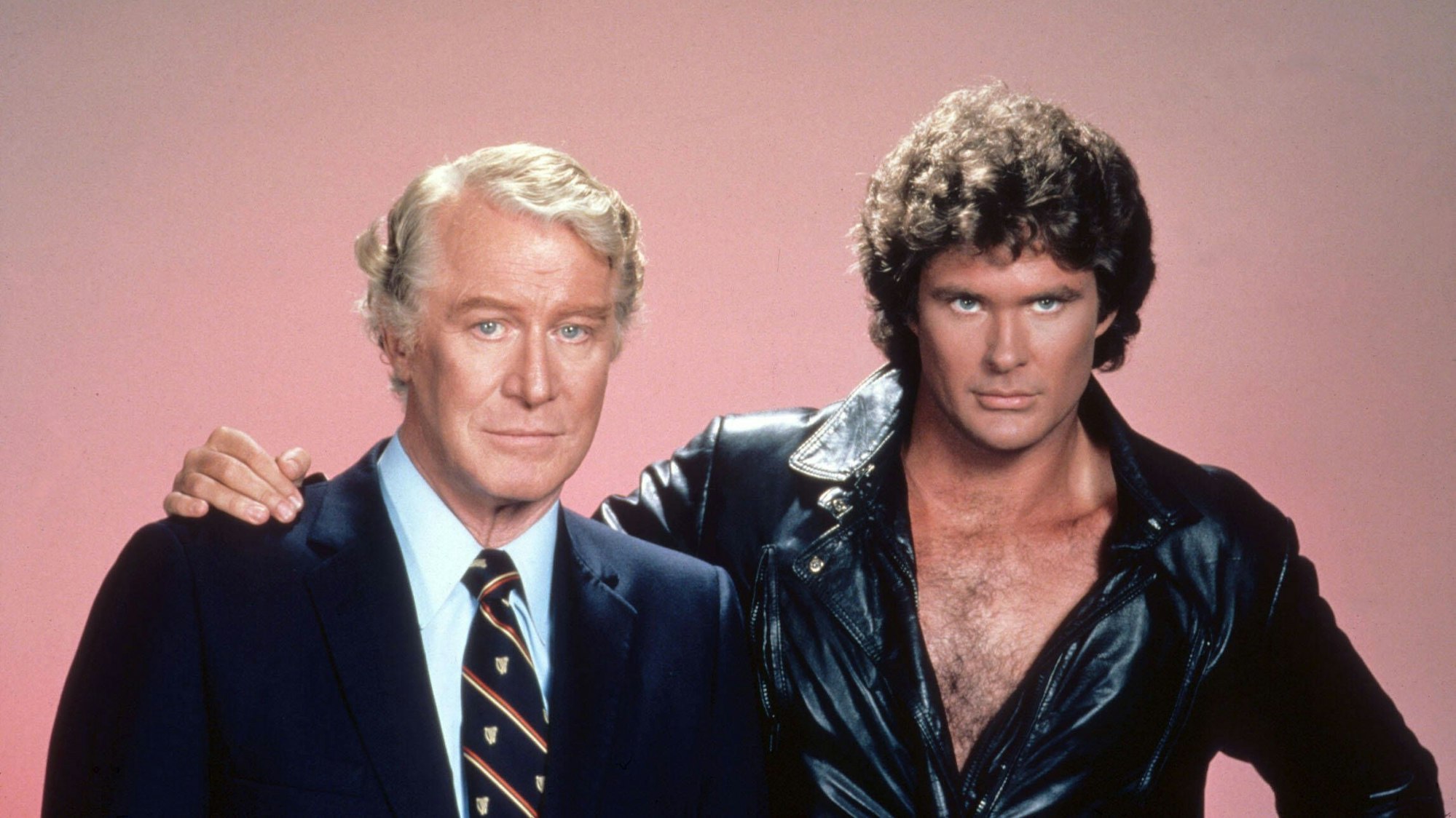 Edward Mulhare und David Hasselhoff stehen zusammen vor einer Fotowand.