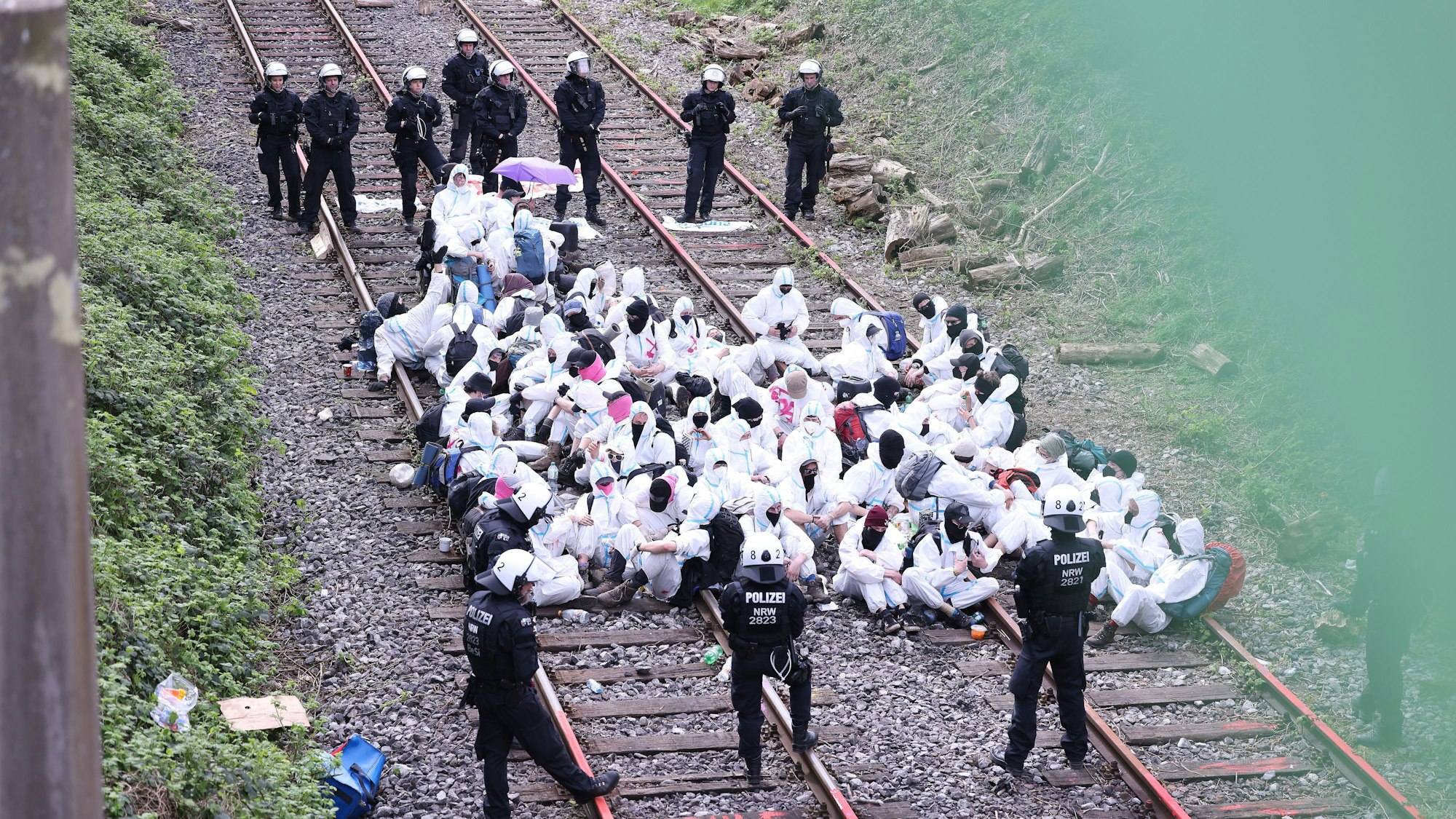 Klimaschutzaktivisten der Gruppe „Ende Gelände“ blockieren im April 2024 die Schienen der Zufahrt zu dem Kohlekraftwerk Scholven in Gelsenkirchen. „Ende Gelände“ ist neuer linksextremistischer Verdachtsfall.