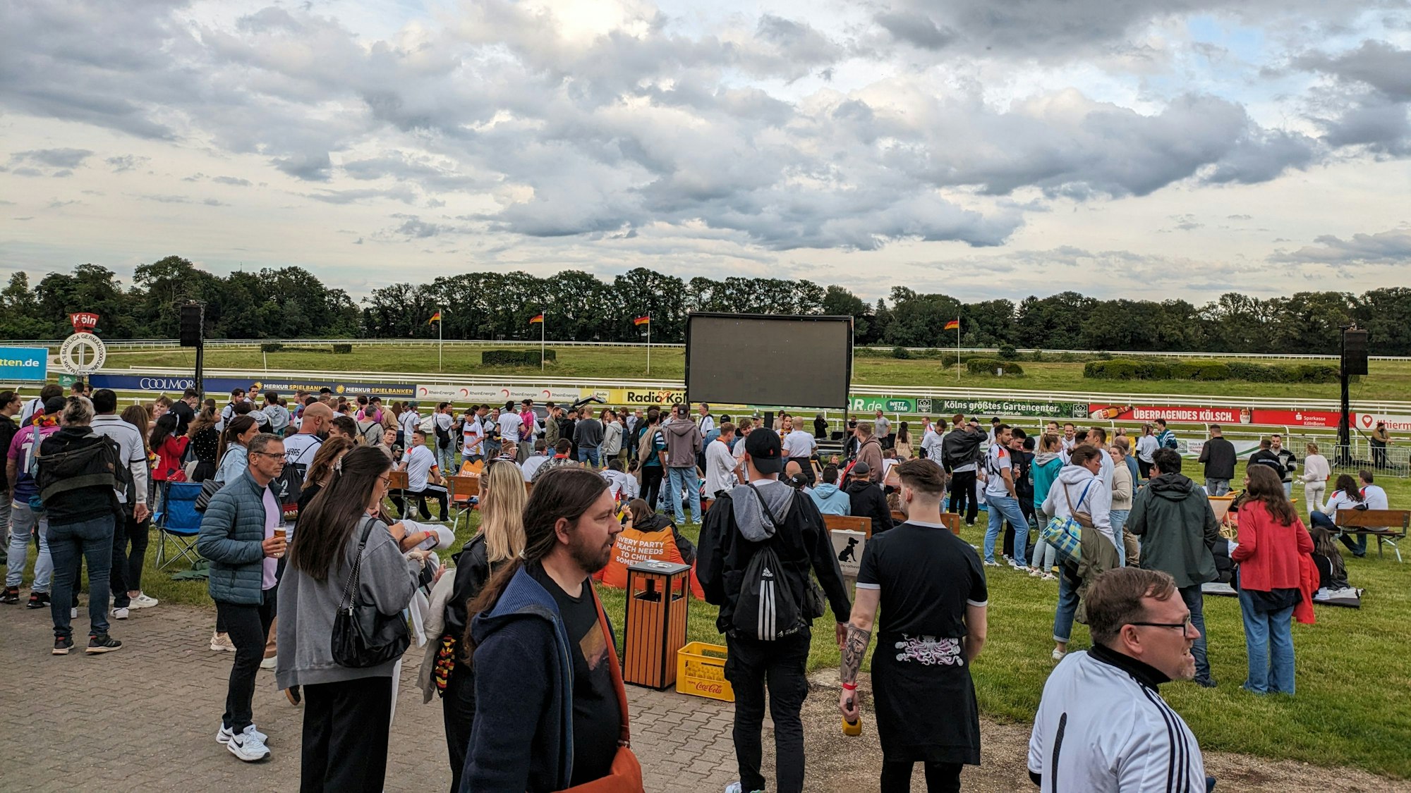 Fußballfans mussten beim ersten Deutschlandspiel auf der Galopprennbahn zusammenrücken: Der Sieg gegen Schottland konnte nur auf einem kleineren Bildschirm gezeigt werden, weil die ursprünglich vorgesehene Leinwand einen Schaden hatte.