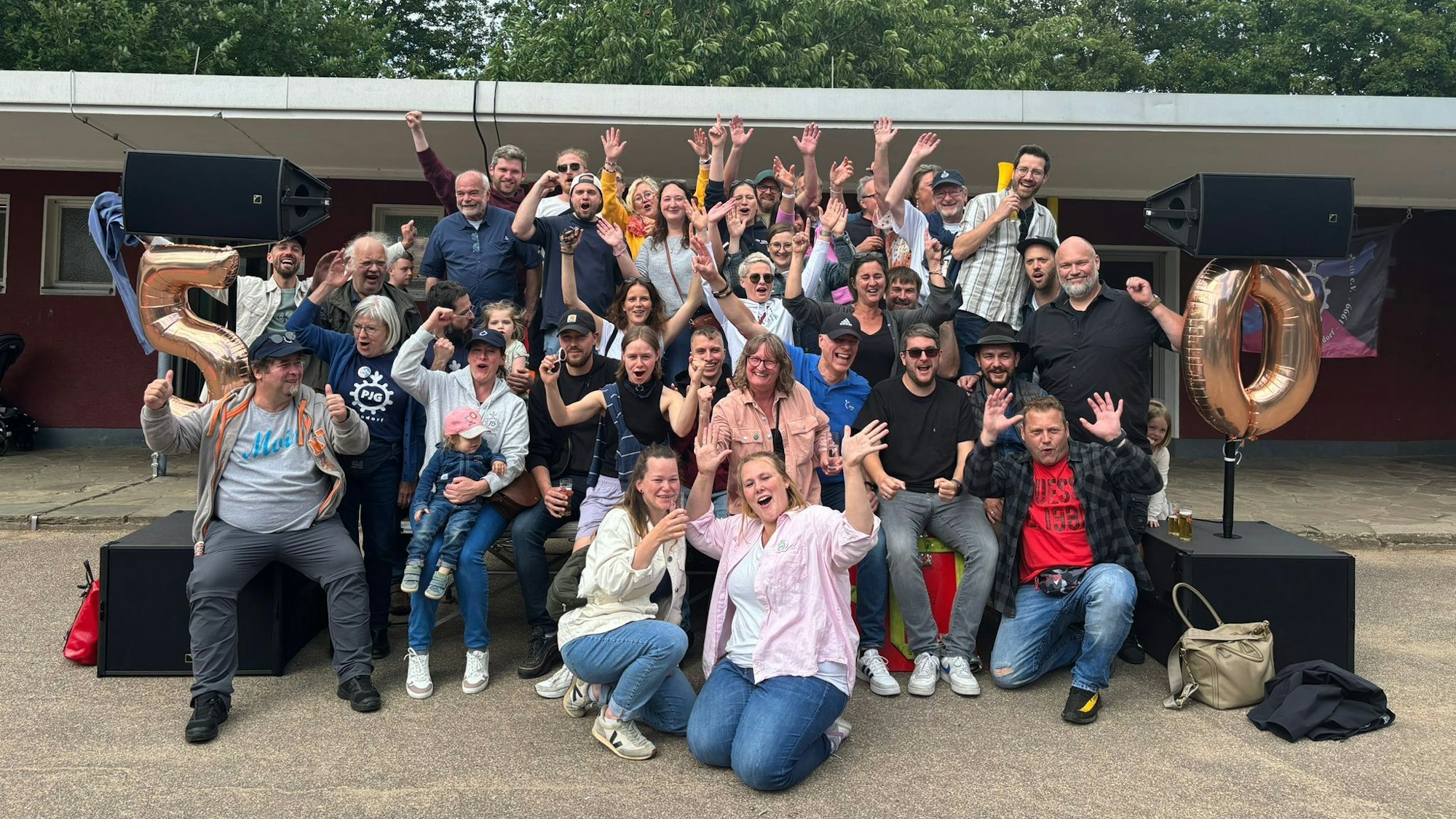 Viele Menschen stehen zusammen und jubeln.