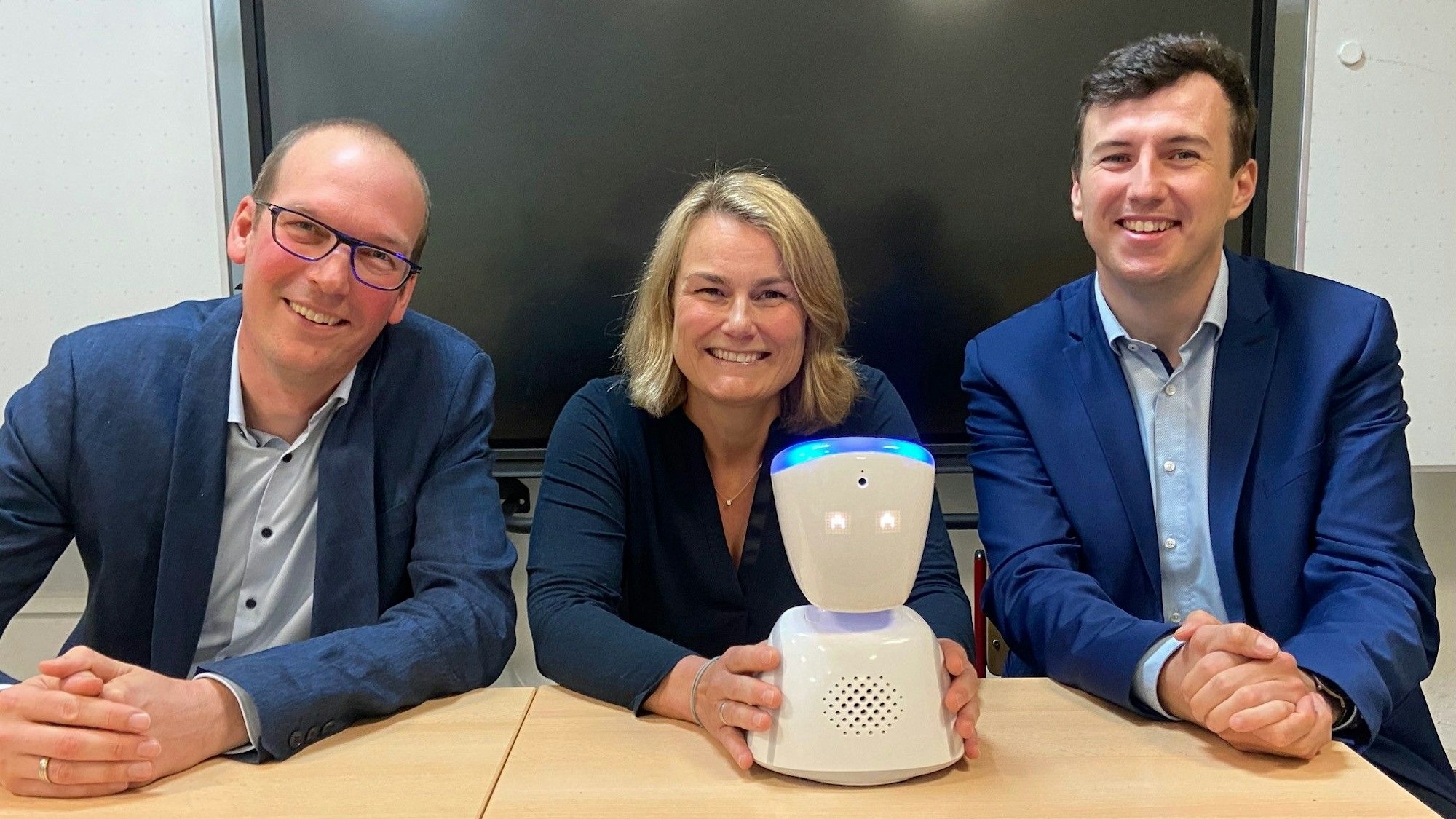 Auf dem Bild ist der Avatar und der Leiter des Gymnasiums sowie der Schuldezernent und eine Mitarbeiterin der Schulverwaltung zu sehen.