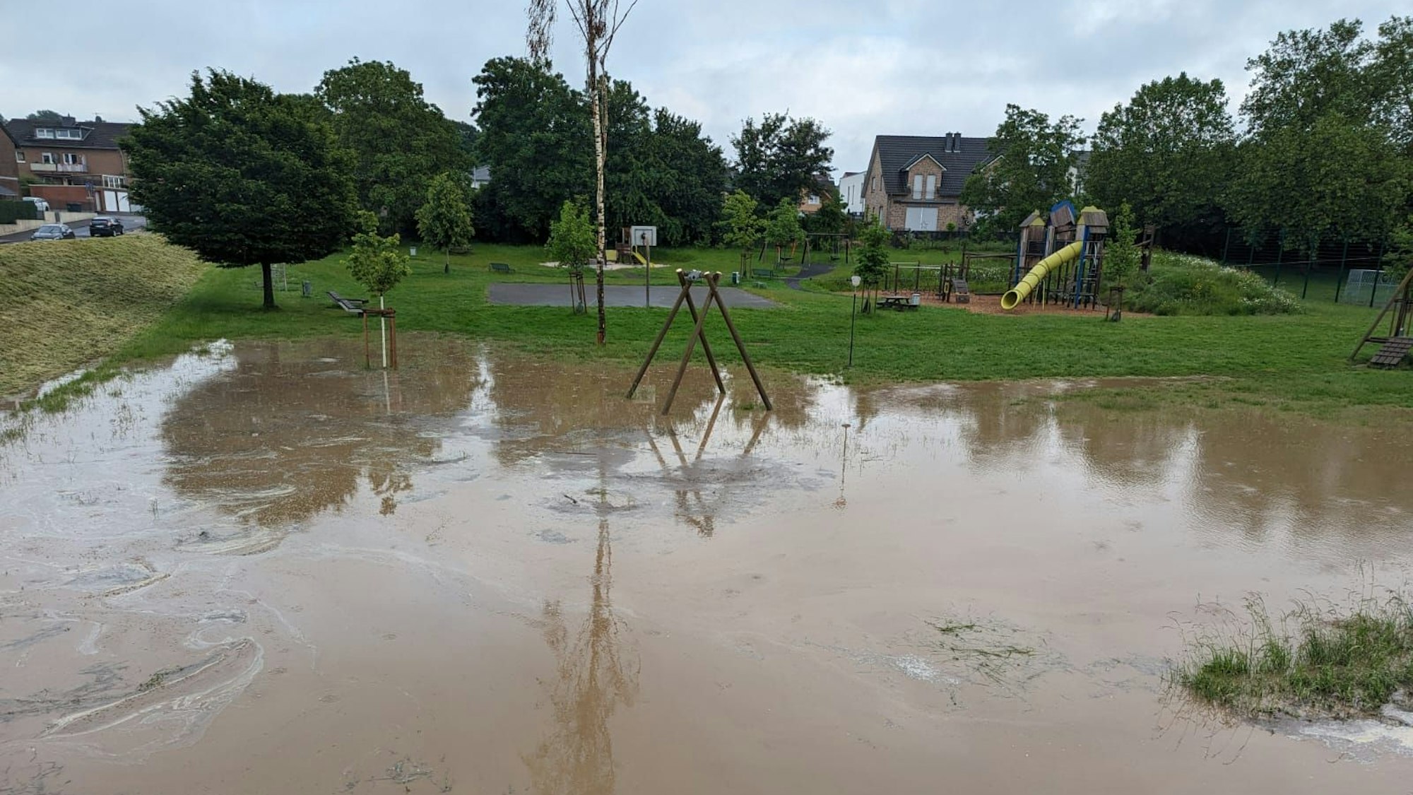 Auf dem Foto ist ein überfluteter Spielplatz zu sehen.
