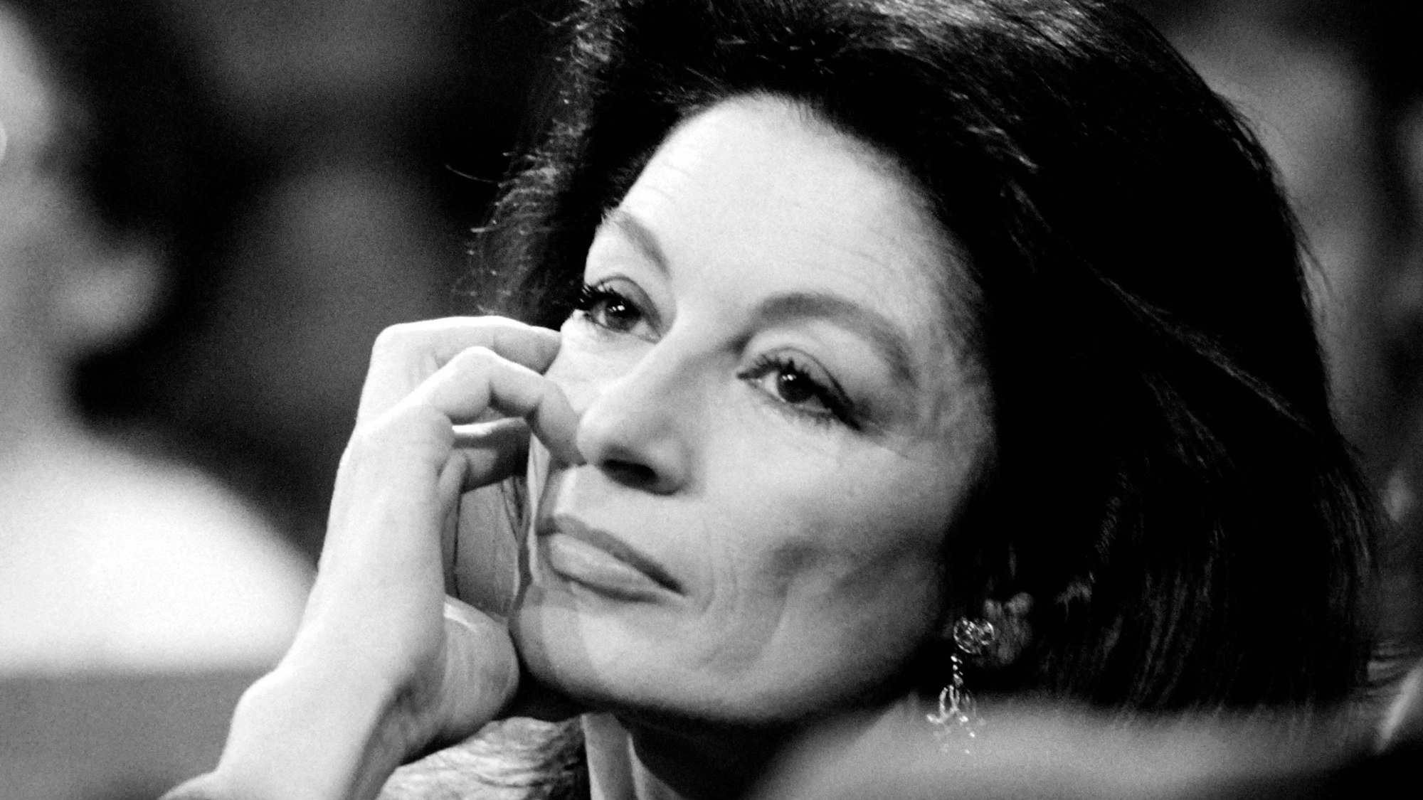 Das am 2. Mai 1984 aufgenommene Foto zeigt die französische Schauspielerin Anouk Aimée während einer Fernsehsendung in Paris. Die französische Schauspielerin Anouk Aimee, die in den 1960er Jahren durch den Oscar-prämierten Film „Ein Mann und eine Frau“ zu einer Ikone des romantischen Untergangs wurde, ist am 18. Juni 2024 im Alter von 92 Jahren gestorben, wie ihr Agent gegenüber AFP erklärte. Aimees schwüle Raffinesse zierte europäische Arthouse-Meisterwerke wie Federico Fellinis „La Dolce Vita“ (1960) und „8 1/2“ (1963).