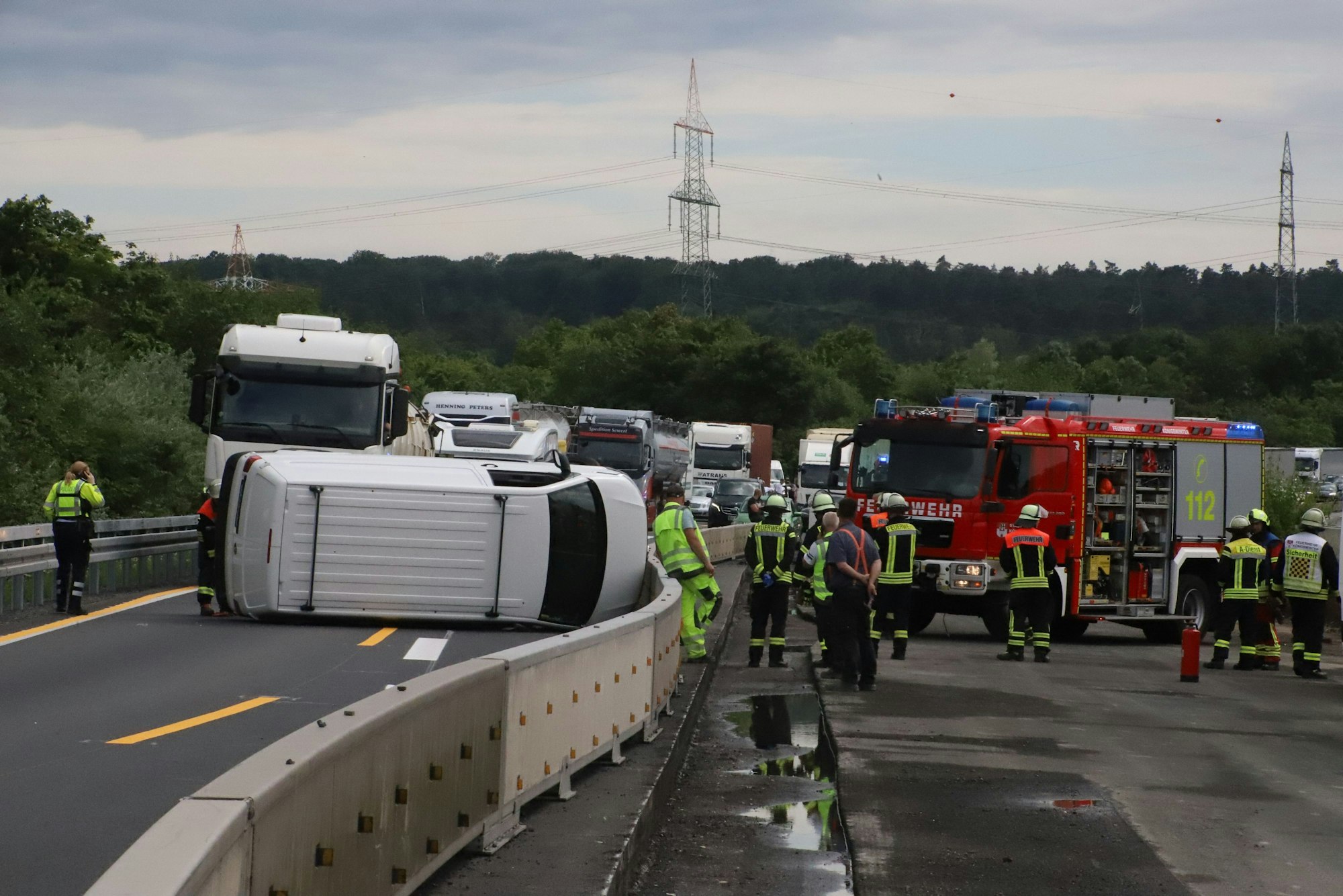 Eon Sprinter liegt auf der rechten Fahrzeugseite, die Feuerwehr ist vor Ort.