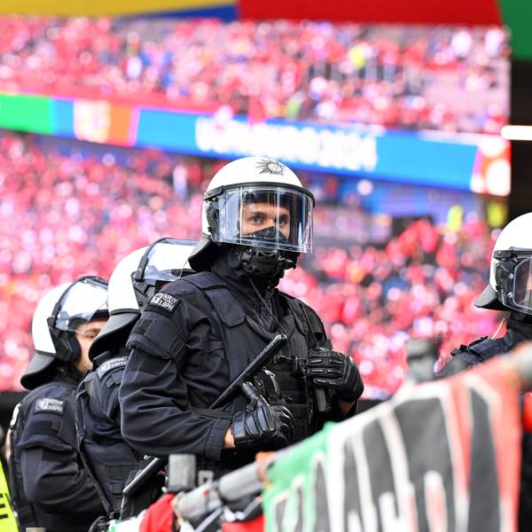 Zu sehen sind Einsatzkräfte der Polizei in einem Fußballstadion.
