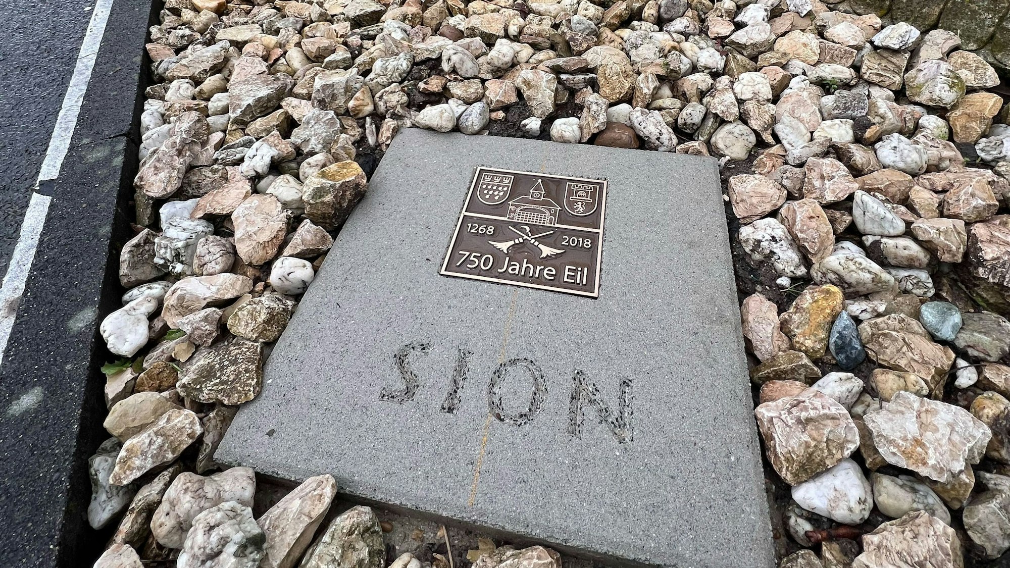 Entlang des Kulturpfads in Eil verlegt der Ortsring Bronzeplatten.