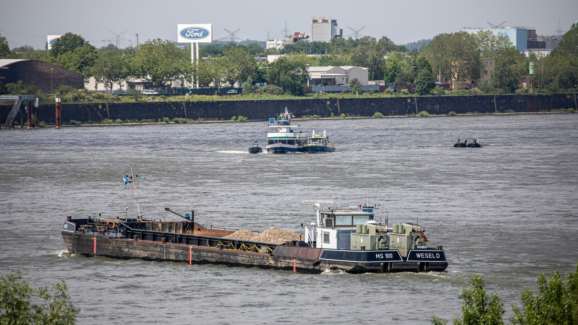 10.06.2021, Köln: Spezialkräfte der Polizei trainieren bei einer Übung auf dem Rhein in Höhe Köln-Niehl den Einsatz auf dem Wasser.