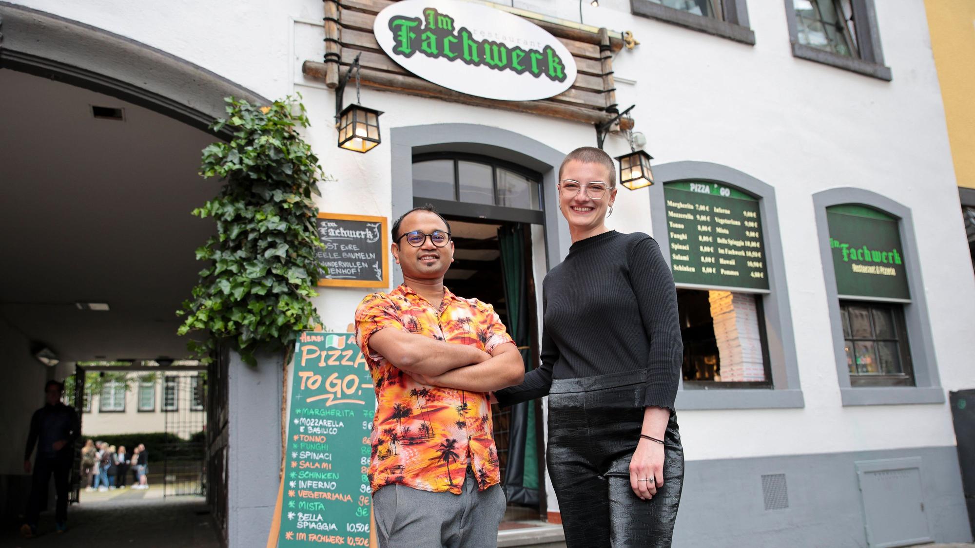 Mosharef Hossain und Marie Gurski vor dem Gebäude am Heumarkt. Vorher war an der Stelle das spanische Restaurant "Hacienda"