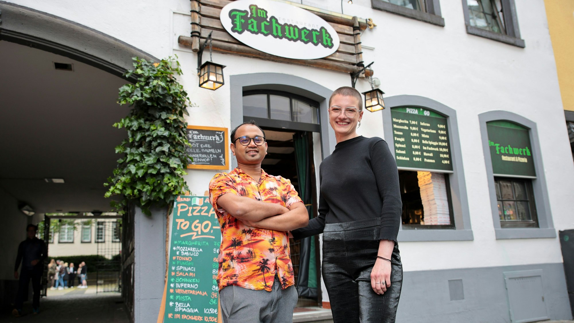 Mosharef Hossain und Marie Gurski vor dem Gebäude am Heumarkt. Vorher war an der Stelle das spanische Restaurant "Hacienda"