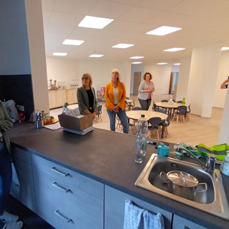 Blick aus der Küche in den Bistrobereich: In der Acker-Kita wird frisch gekocht, erfuhr Bürgermeisterin Claudia Wieja (Mitte).
Lohmar Birk
Kita Johanniter
Eröffnung