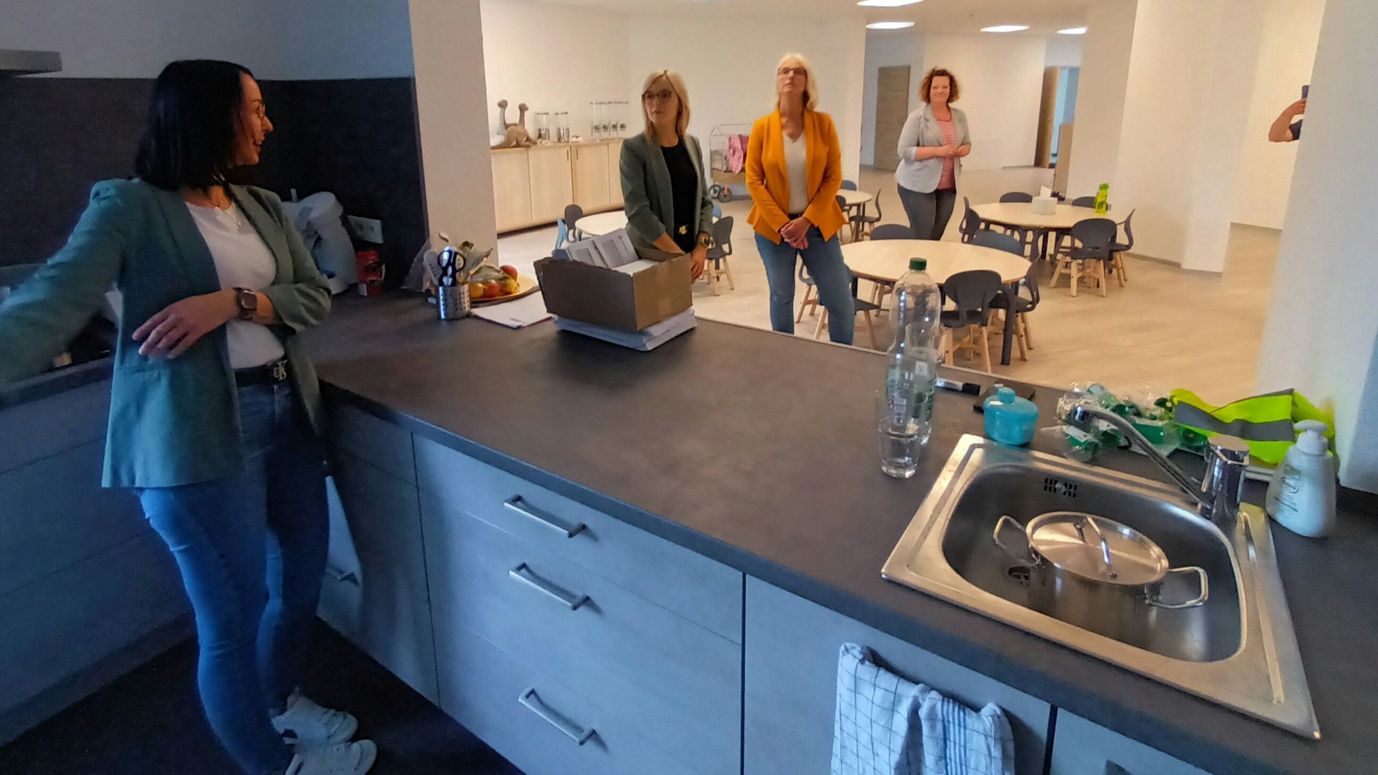 Blick aus der Küche in den Bistrobereich: In der Acker-Kita wird frisch gekocht, erfuhr Bürgermeisterin Claudia Wieja (Mitte).
Lohmar Birk
Kita Johanniter
Eröffnung