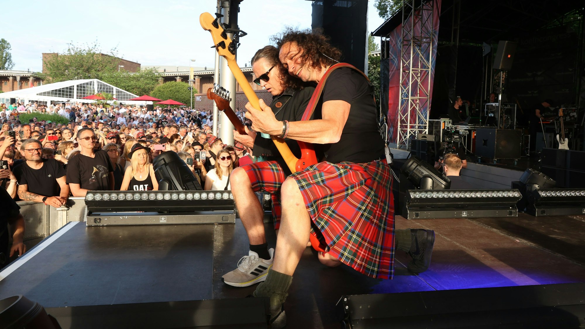 Stephan Brings und Harry Alfter auf der Bühne am Tanzbrunnen.