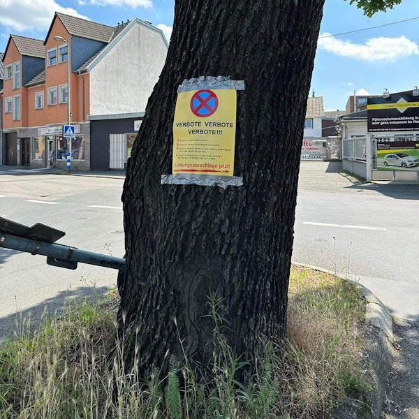 Anwohner in Rondorf wehren sich mit Plakaten gegen das derzeitige Parkverbot auf der Rodenkirchener und Rondorfer Hauptstraße.