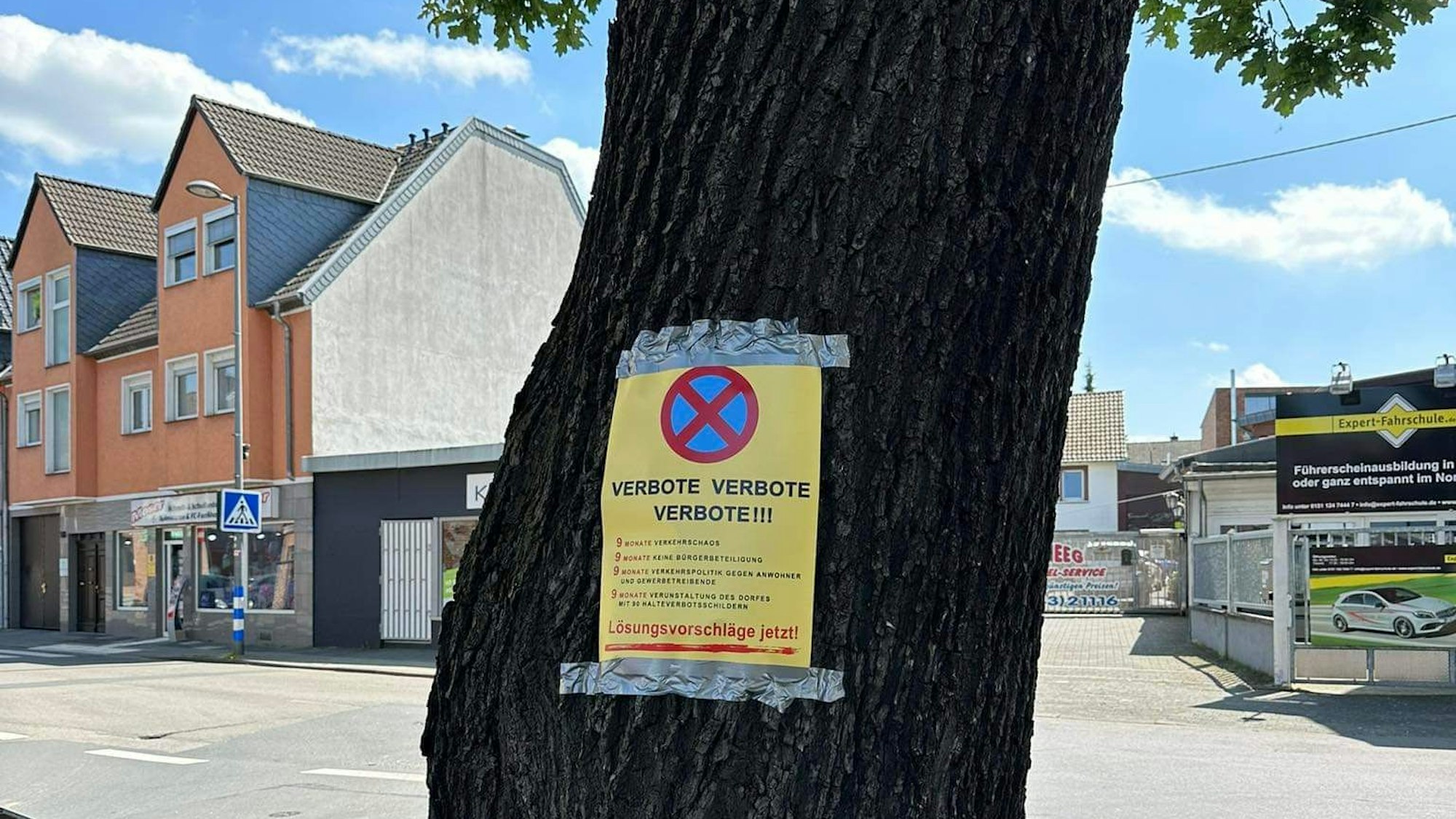 Anwohner in Rondorf wehren sich mit Plakaten gegen das derzeitige Parkverbot auf der Rodenkirchener und Rondorfer Hauptstraße.