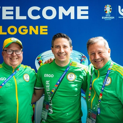 Zu sehen sind drei Brüder vor einer Wand zur Europameisterschaft 2024