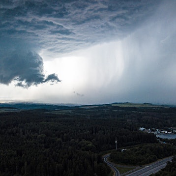 Eine schwere Unwetterfront mit Gewitter-Superzellen zieht über Thüringen hinweg. In Köln und der Region wird bis zum frühen Mittwochmorgen vor heftigen Unwettern gewarnt. In Teilen Deutschlands wurden mehr als 10.000 Blitze gemessen.