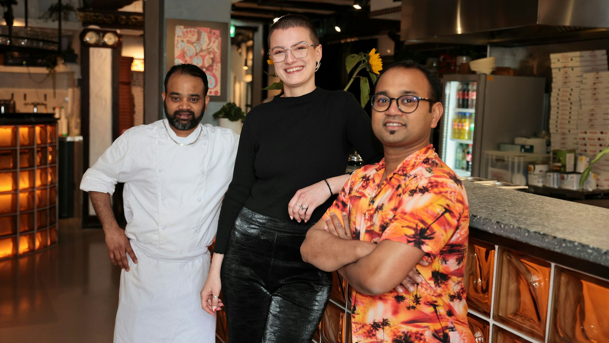 Robi Hossain, Marie Guski und Mosharef Hossain stehen „Im Fachwerk“
