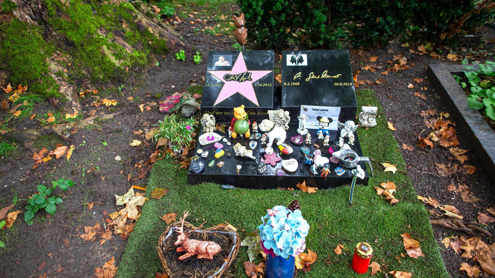 Das Grab von Dirk Bach auf dem Friedhof Melaten.