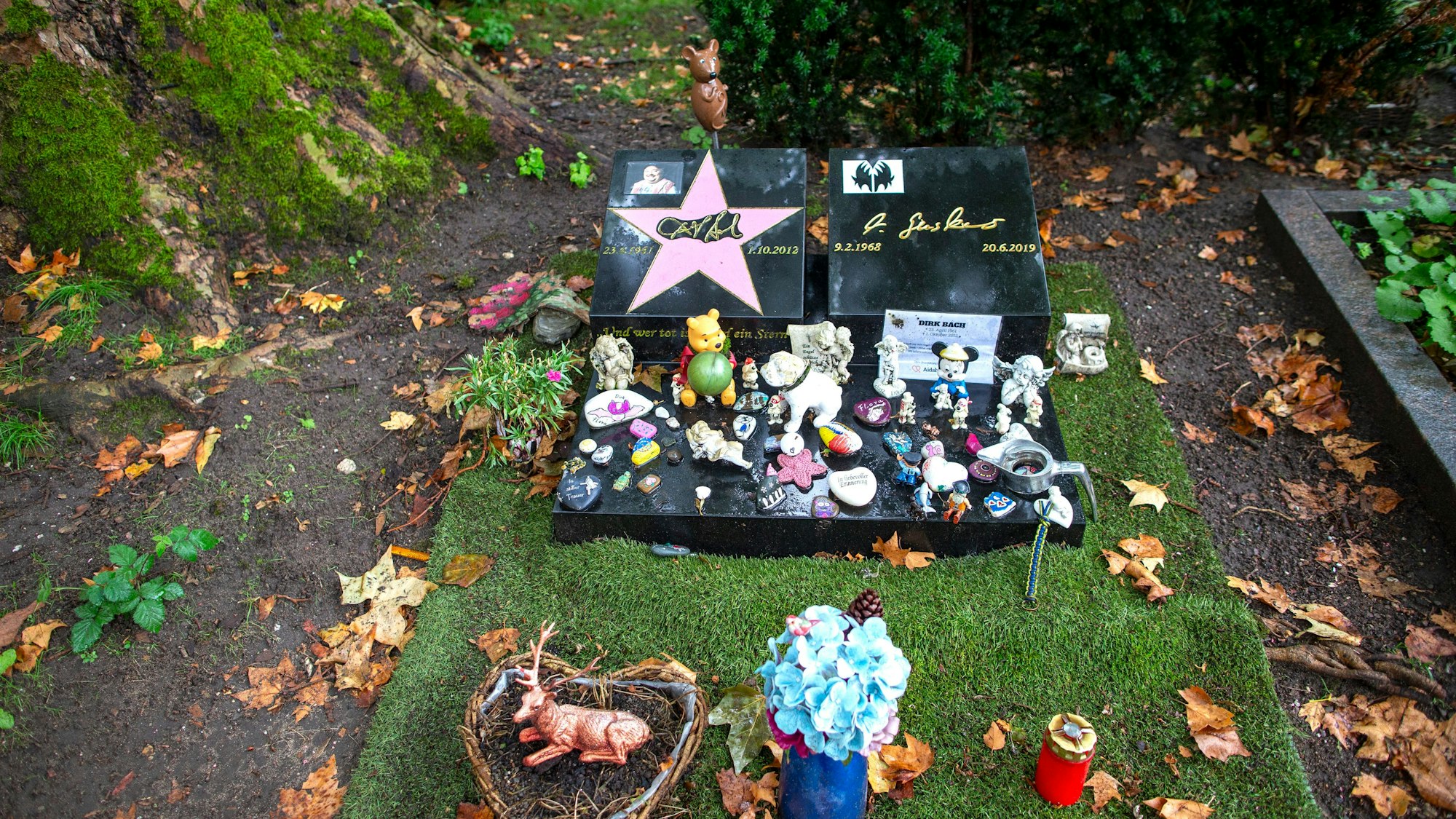 Das Grab von Dirk Bach auf dem Friedhof Melaten.
