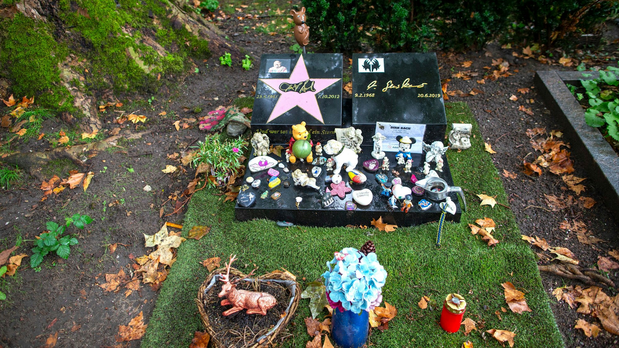 Das von Fans liebevoll dekorierte Grab von Dirk Bach.