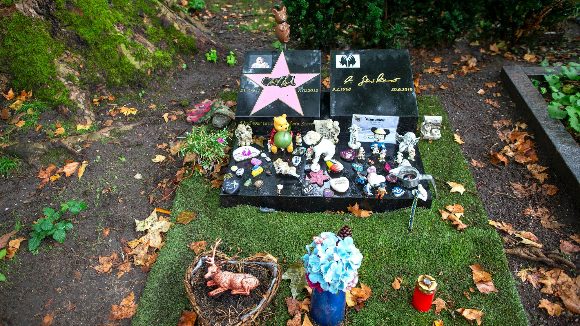 Das von Fans liebevoll dekorierte Grab von Dirk Bach.